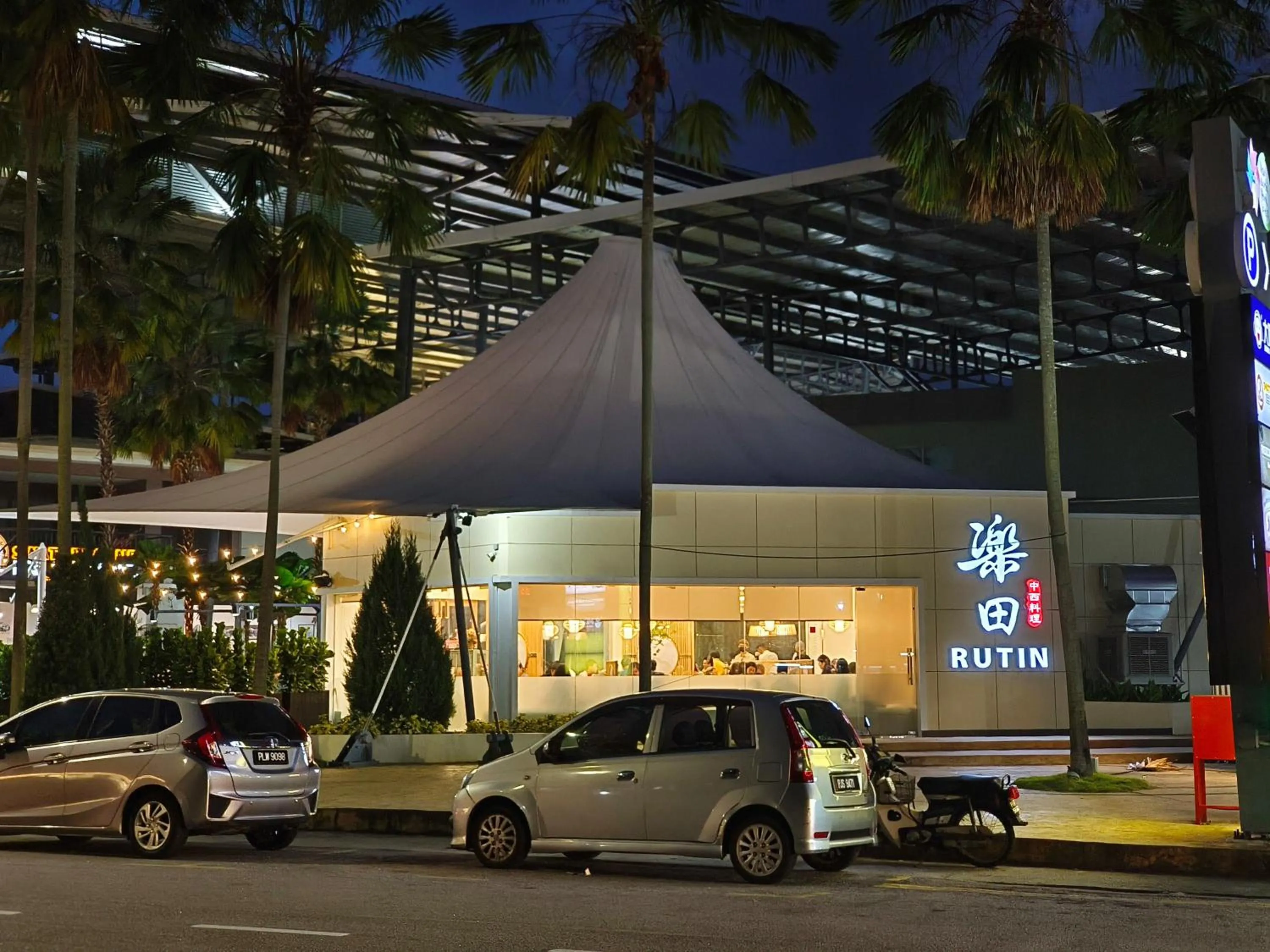 Restaurant/places to eat in ZOOM HOTEL