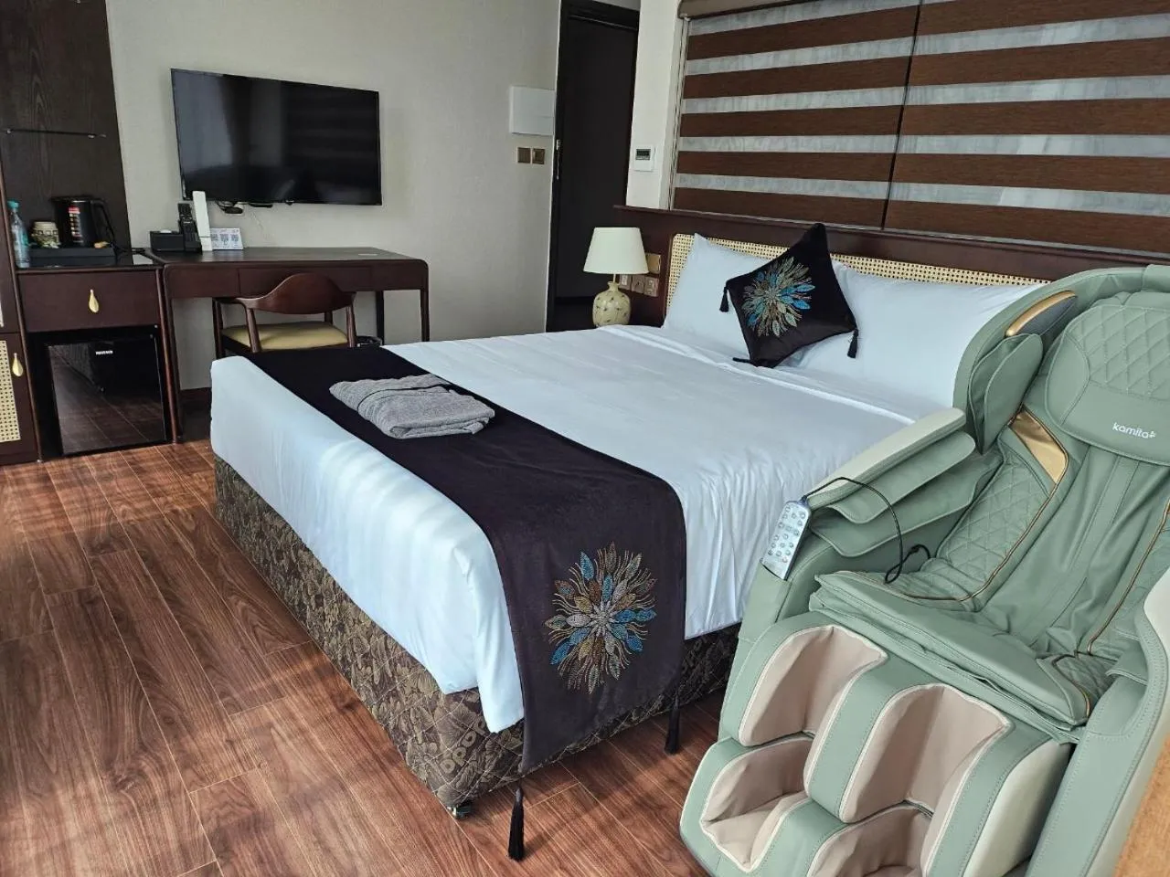 Bedroom, Bed in MOMIZI HANOI 2 - PHAN KE BINH