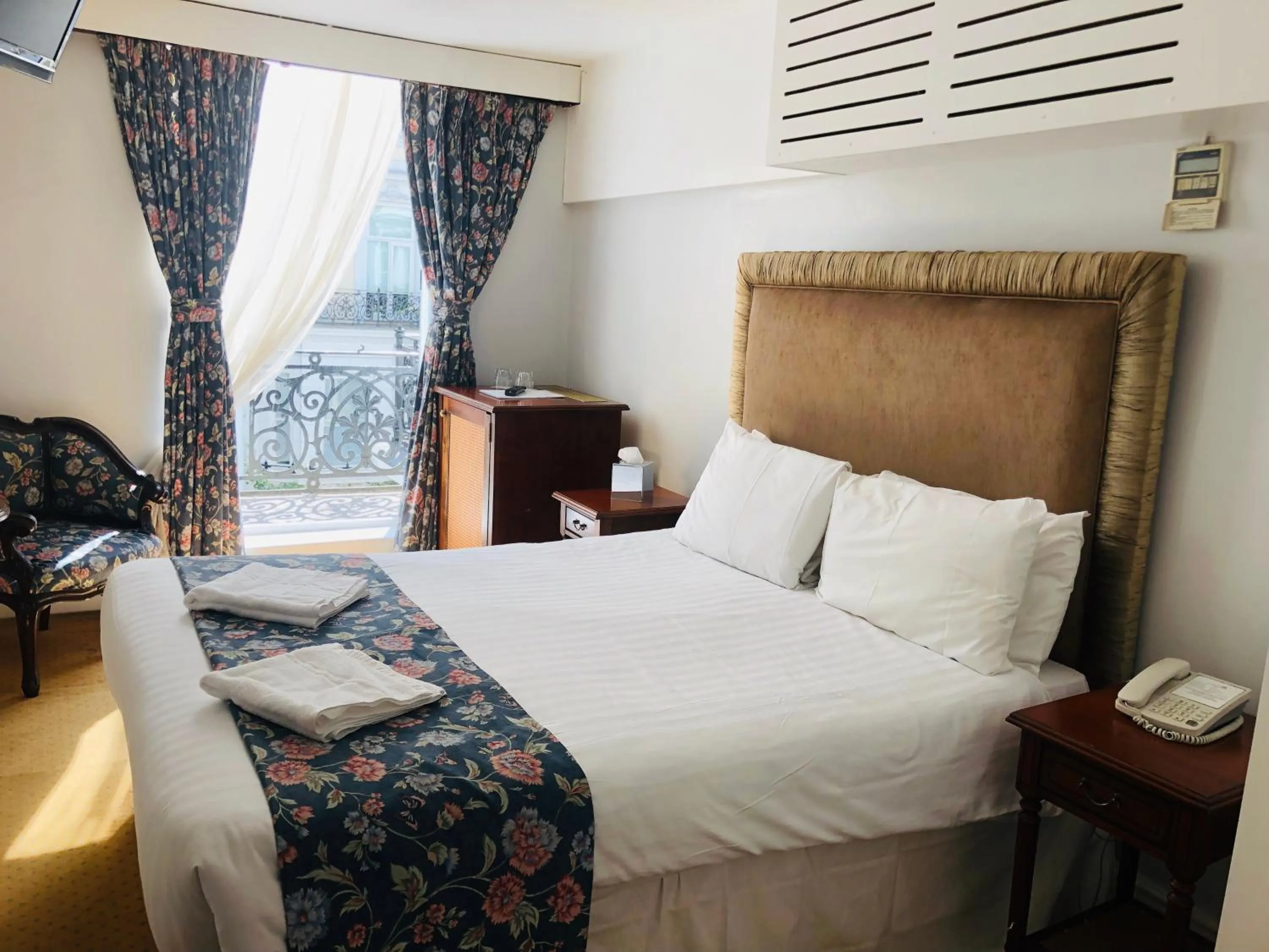 Bed in My Place Hotel