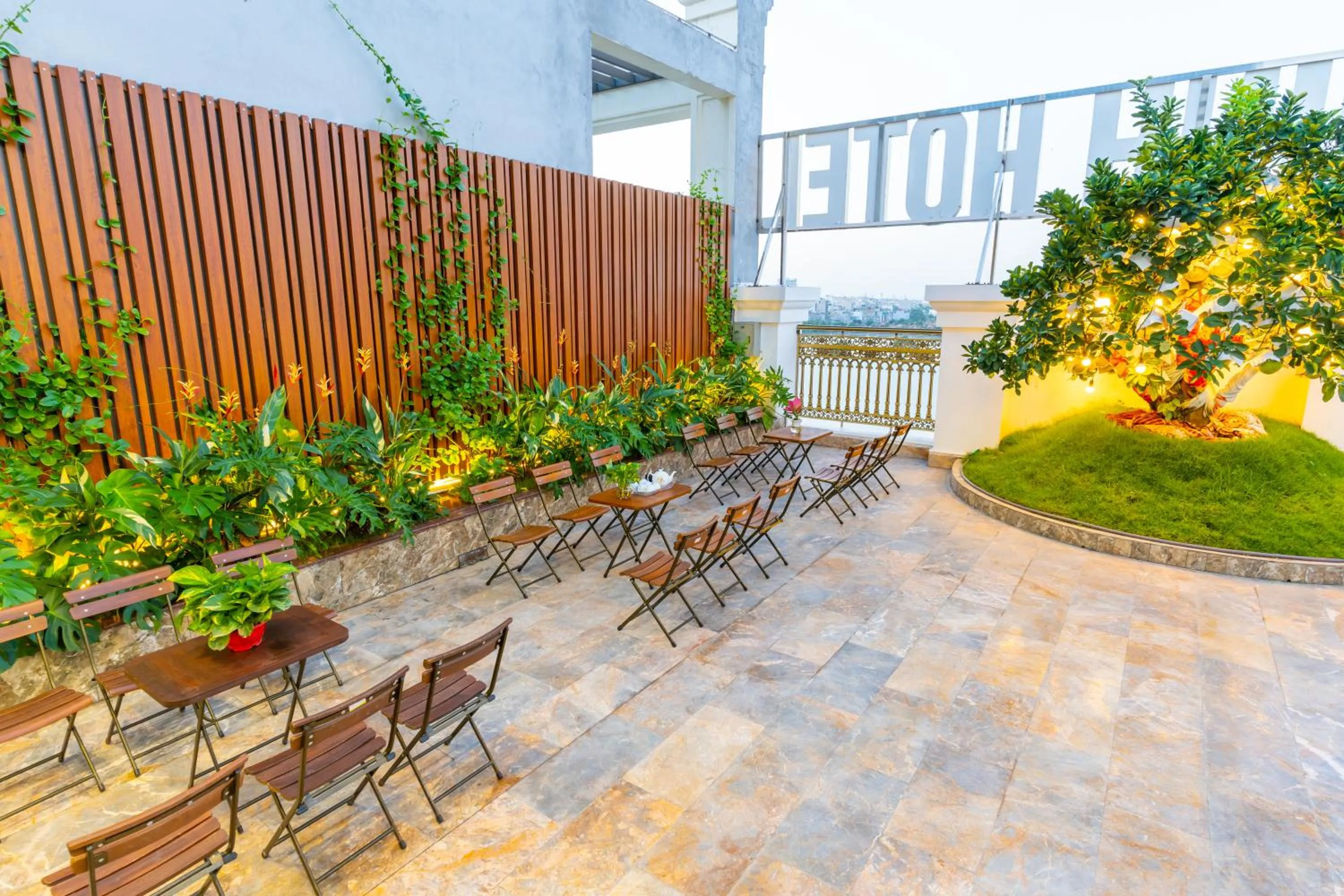 Garden in CM Hotel & Apartment