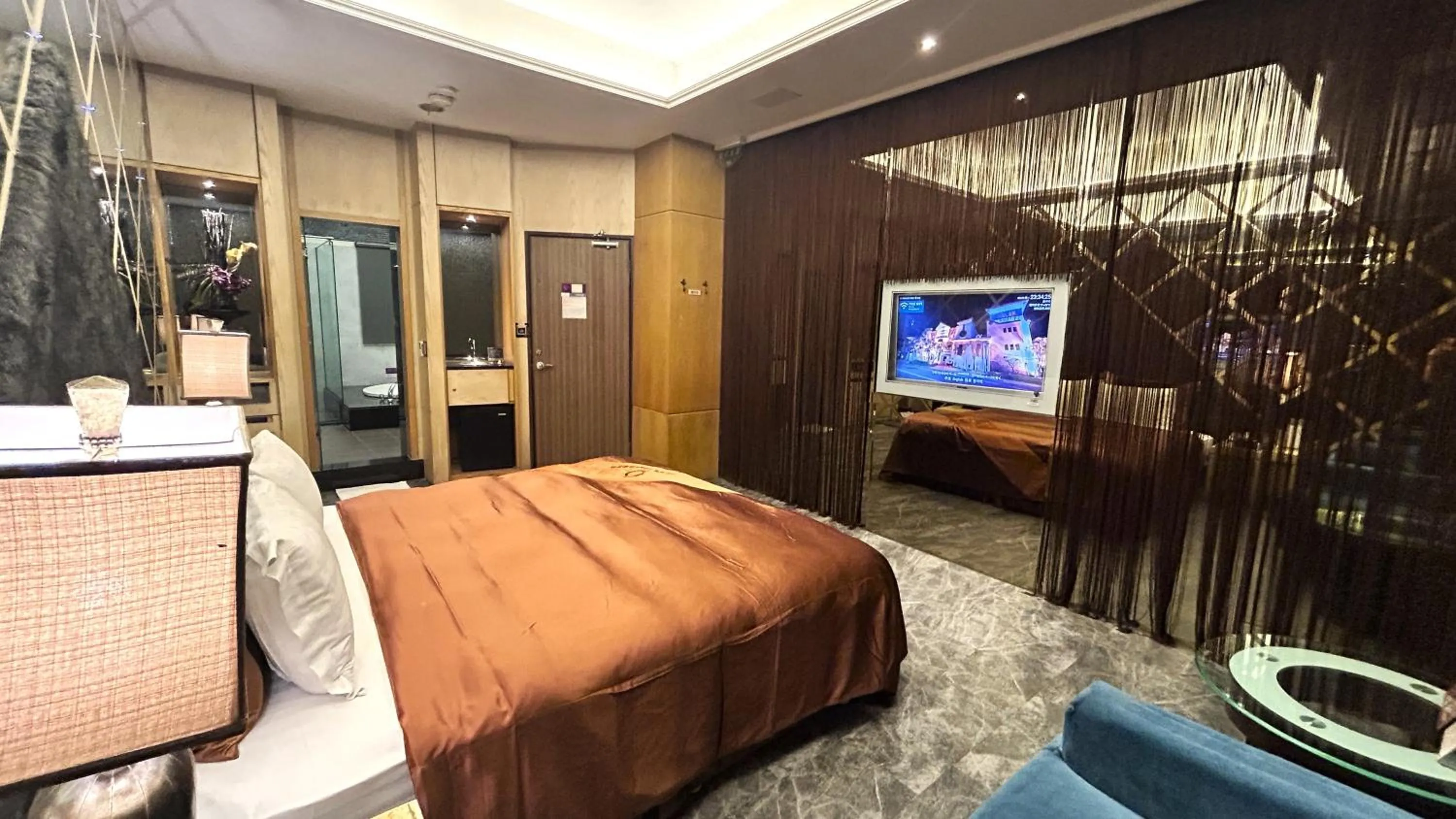 Bed in Shining Motel