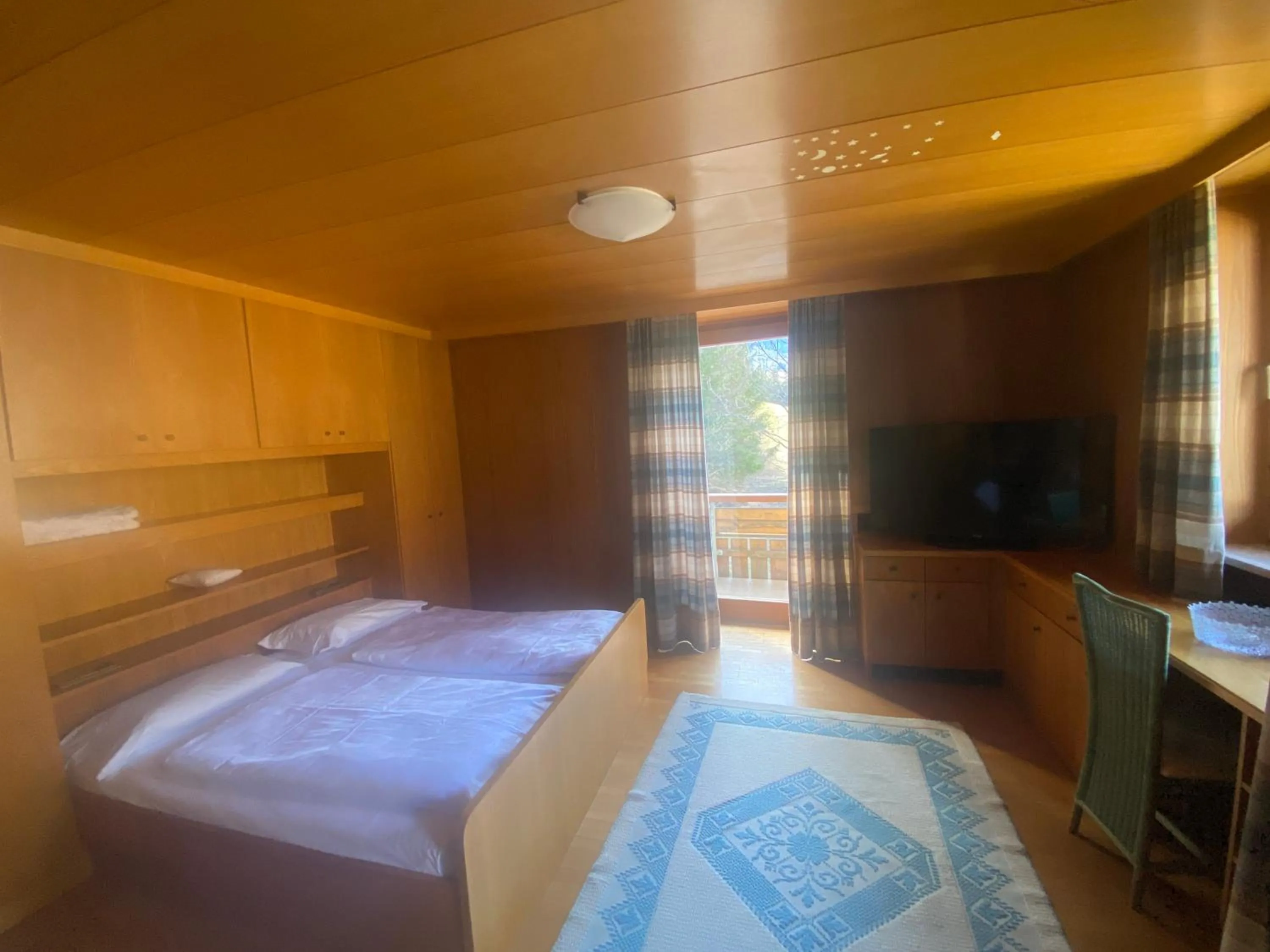 Photo of the whole room, Bed in Hotel Rodes