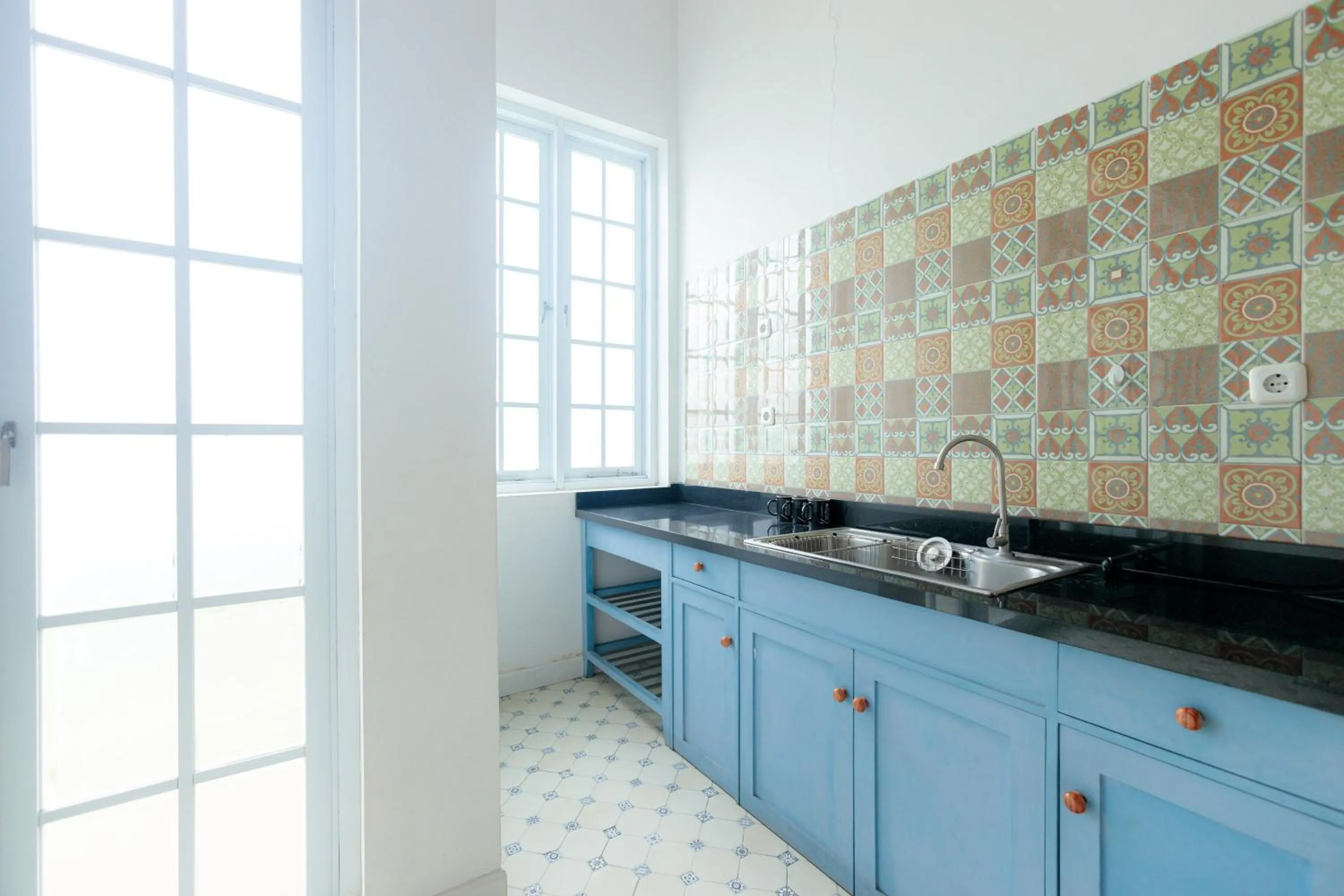 Kitchen or kitchenette in Urbanview Blessing Residence Surabaya by RedDoorz