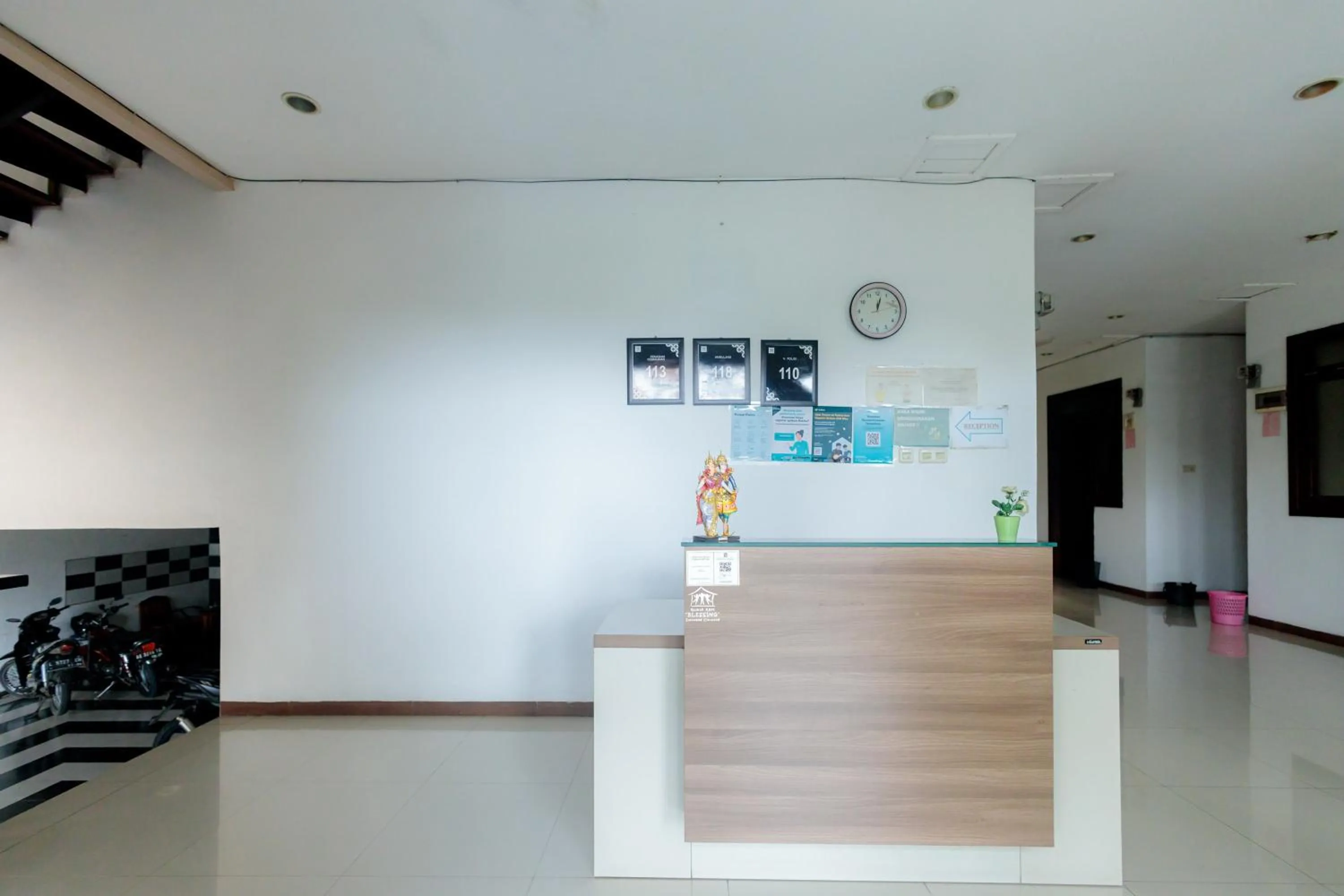 Lobby or reception in Urbanview Blessing Residence Surabaya by RedDoorz