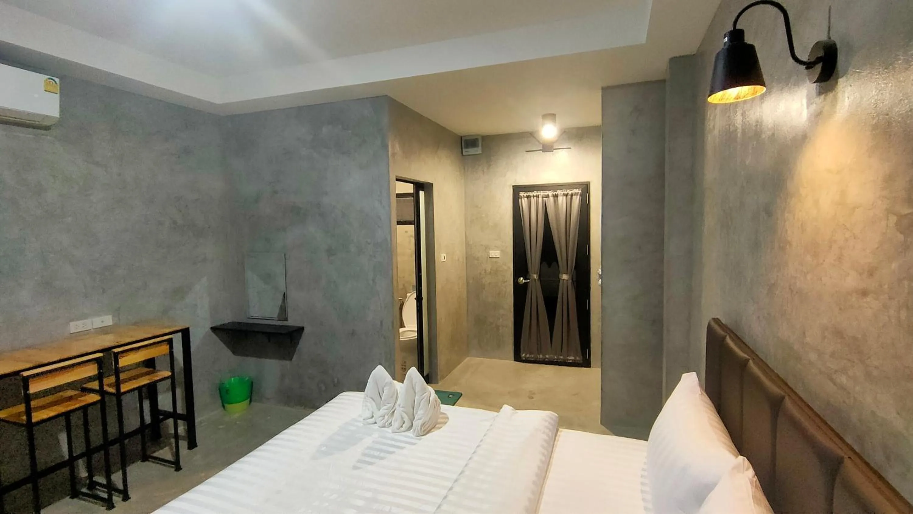 Seating area, Bed in The Loftel Resort