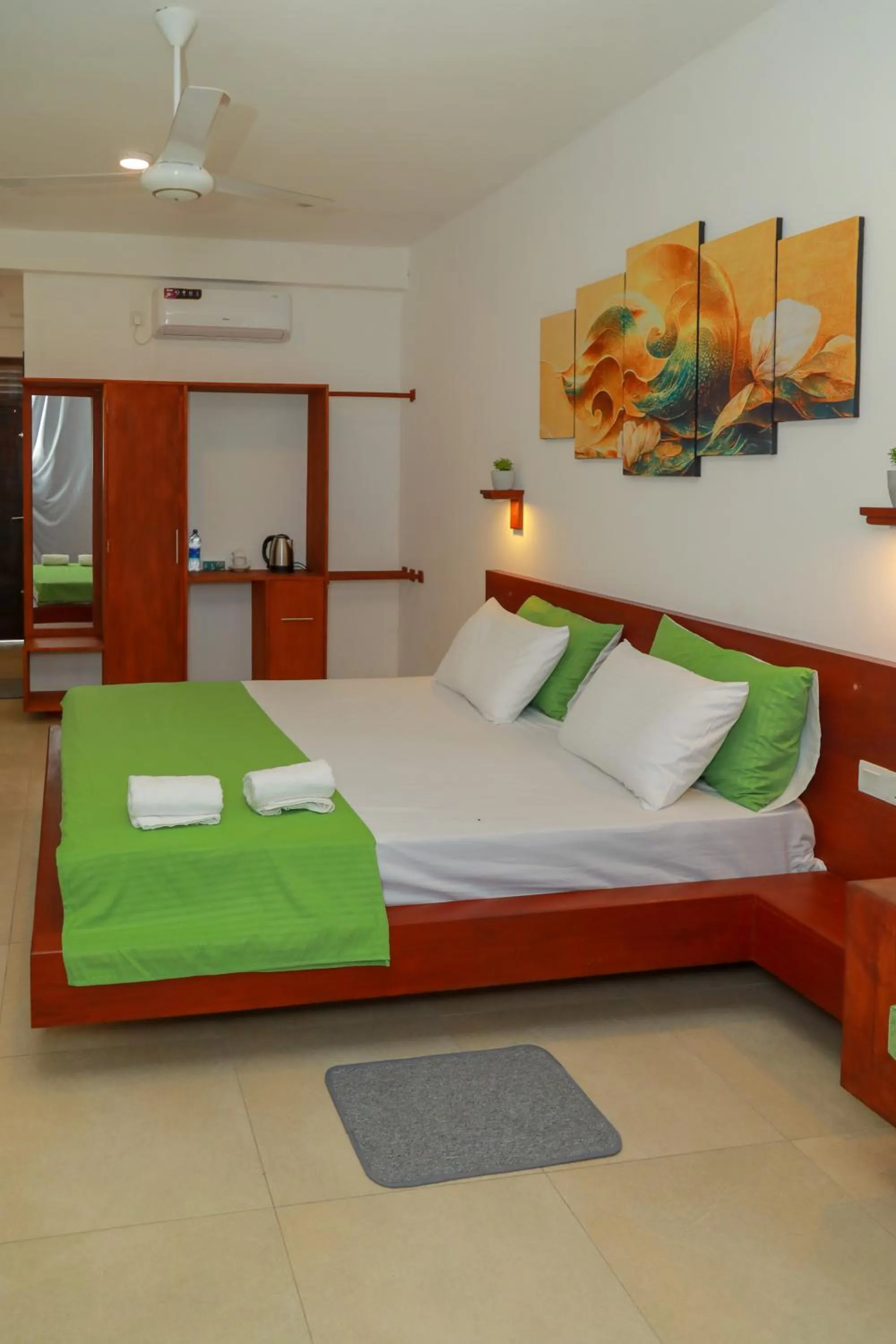Bed in Traveller's Hotel Hikkaduwa