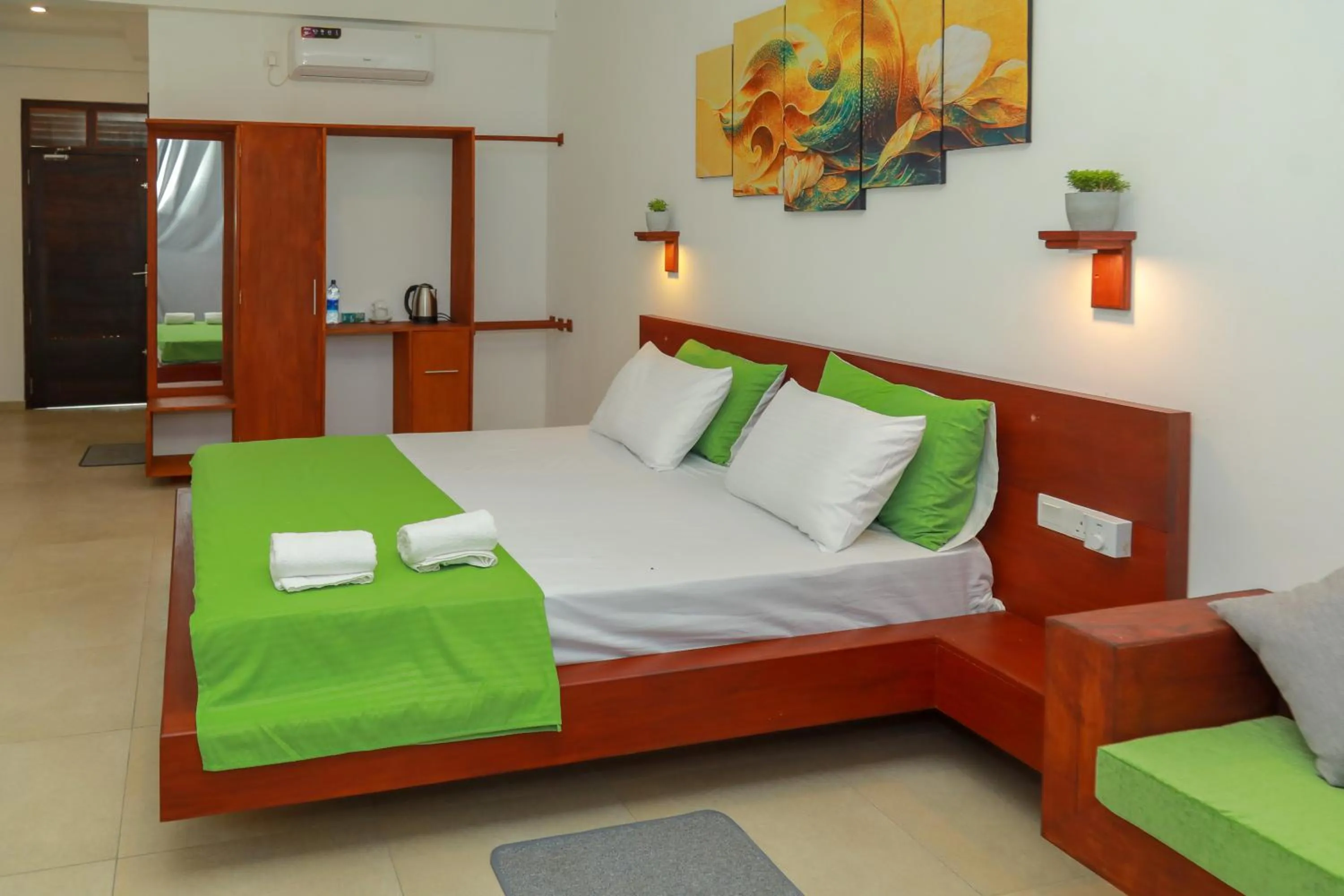 Bed in Traveller's Hotel Hikkaduwa