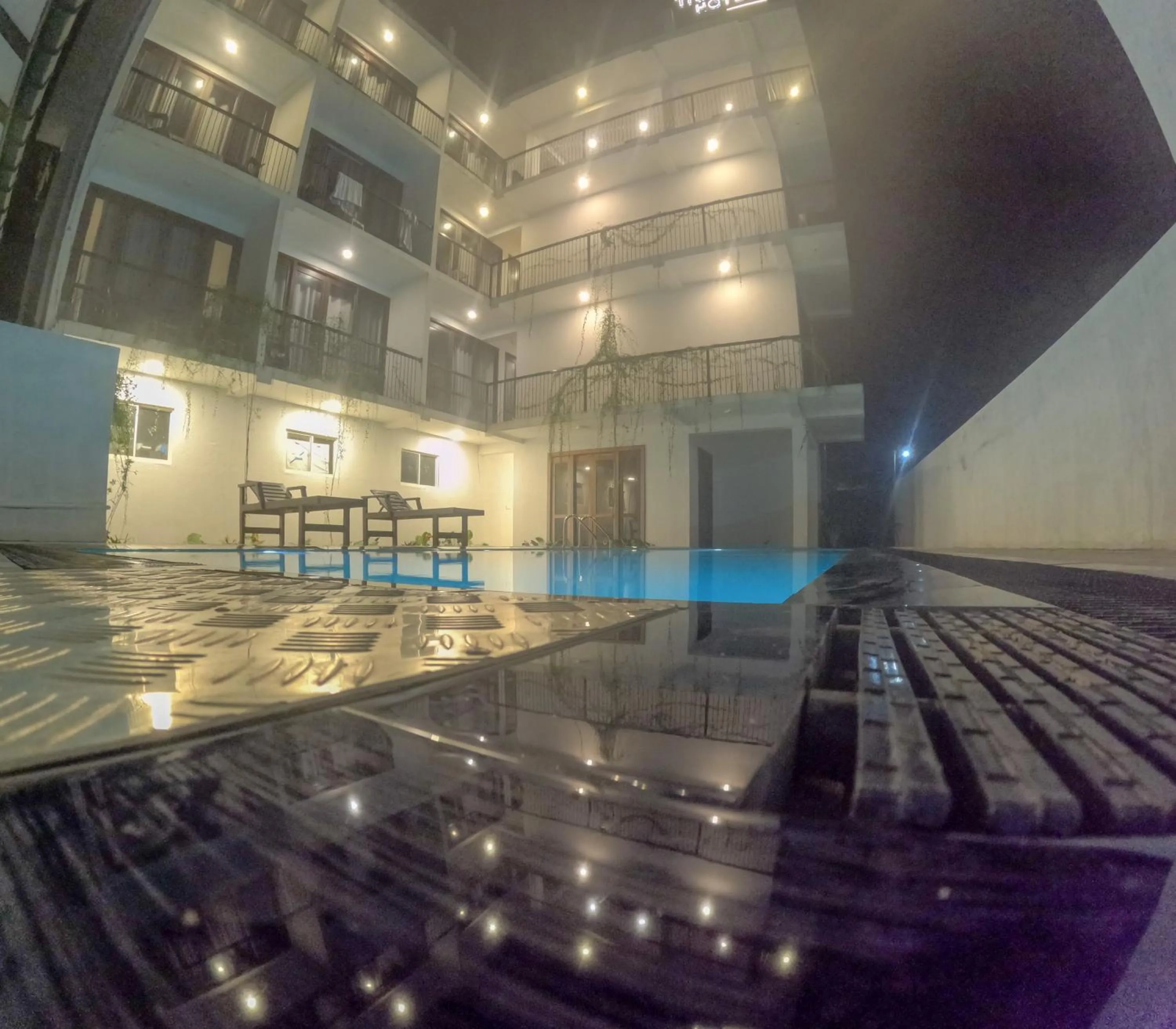 Pool view in Traveller's Hotel Hikkaduwa