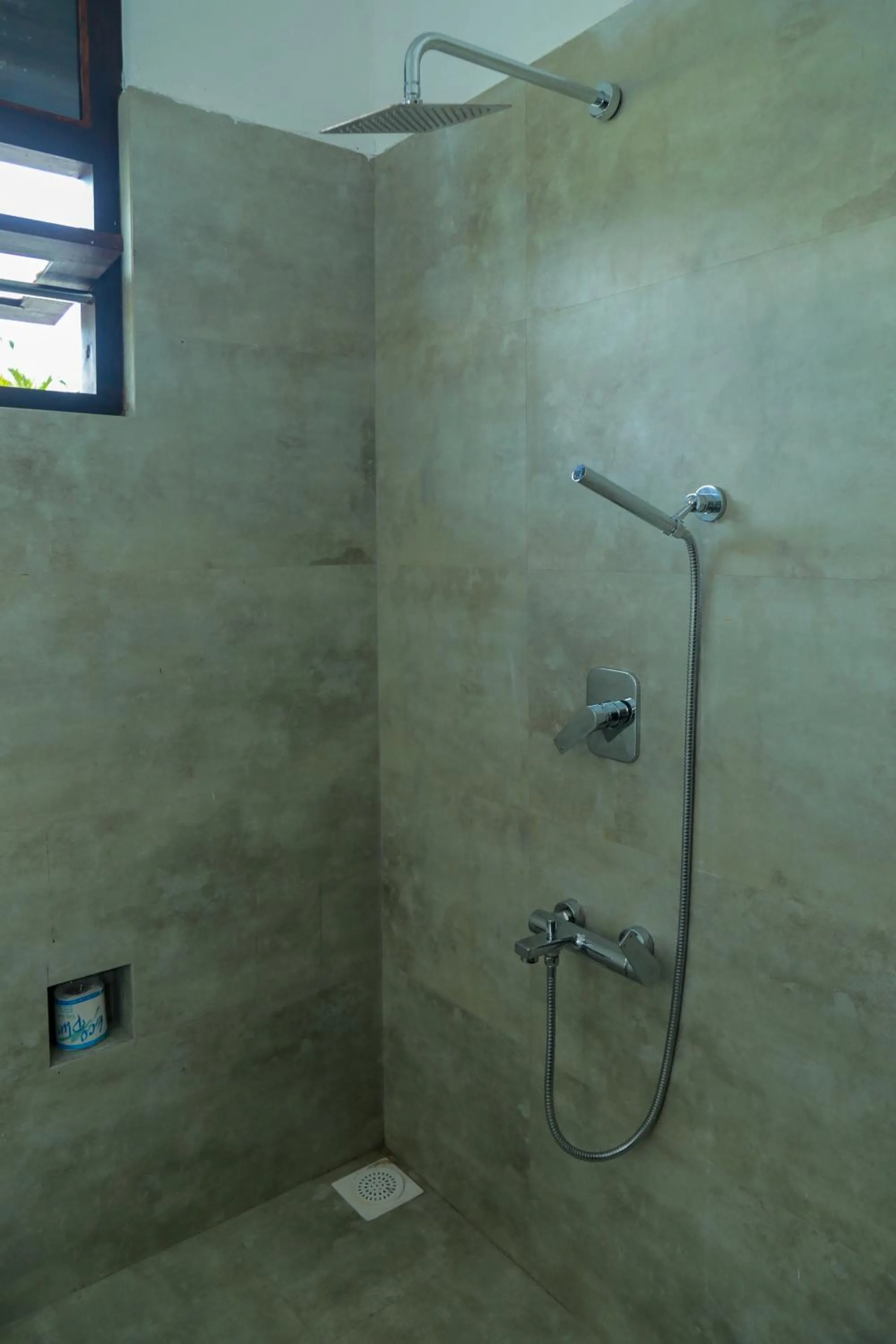 Shower in Traveller's Hotel Hikkaduwa