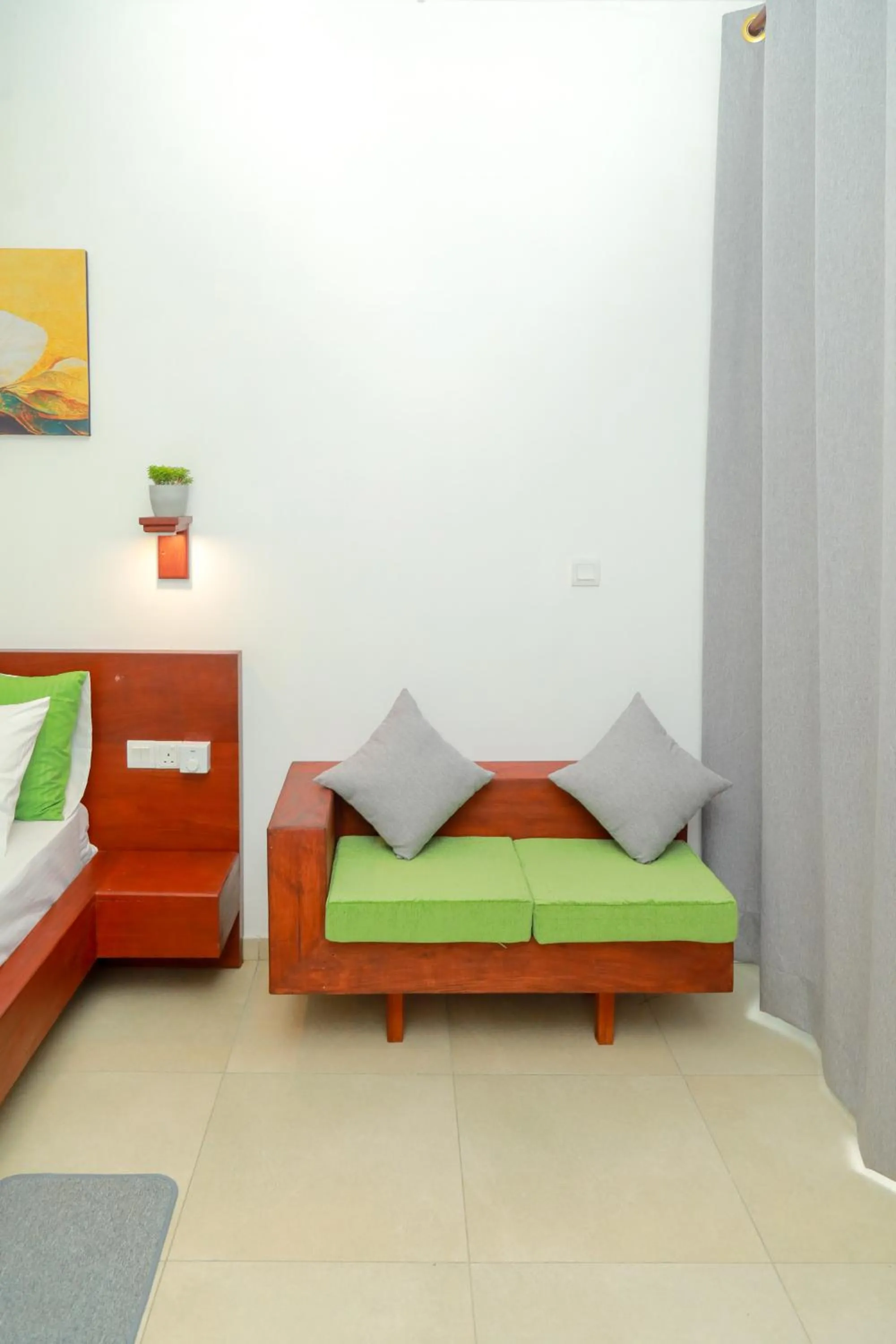 Living room, Bed in Traveller's Hotel Hikkaduwa