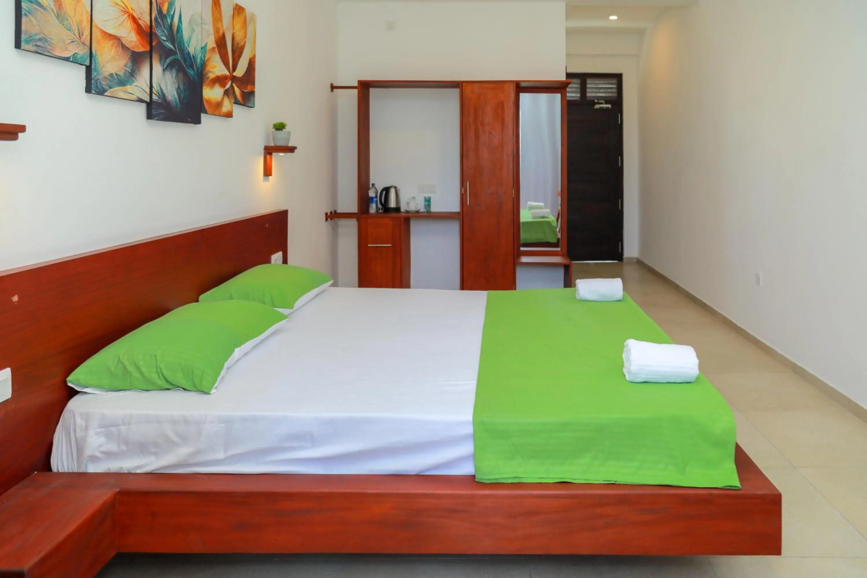 Bed in Traveller's Hotel Hikkaduwa