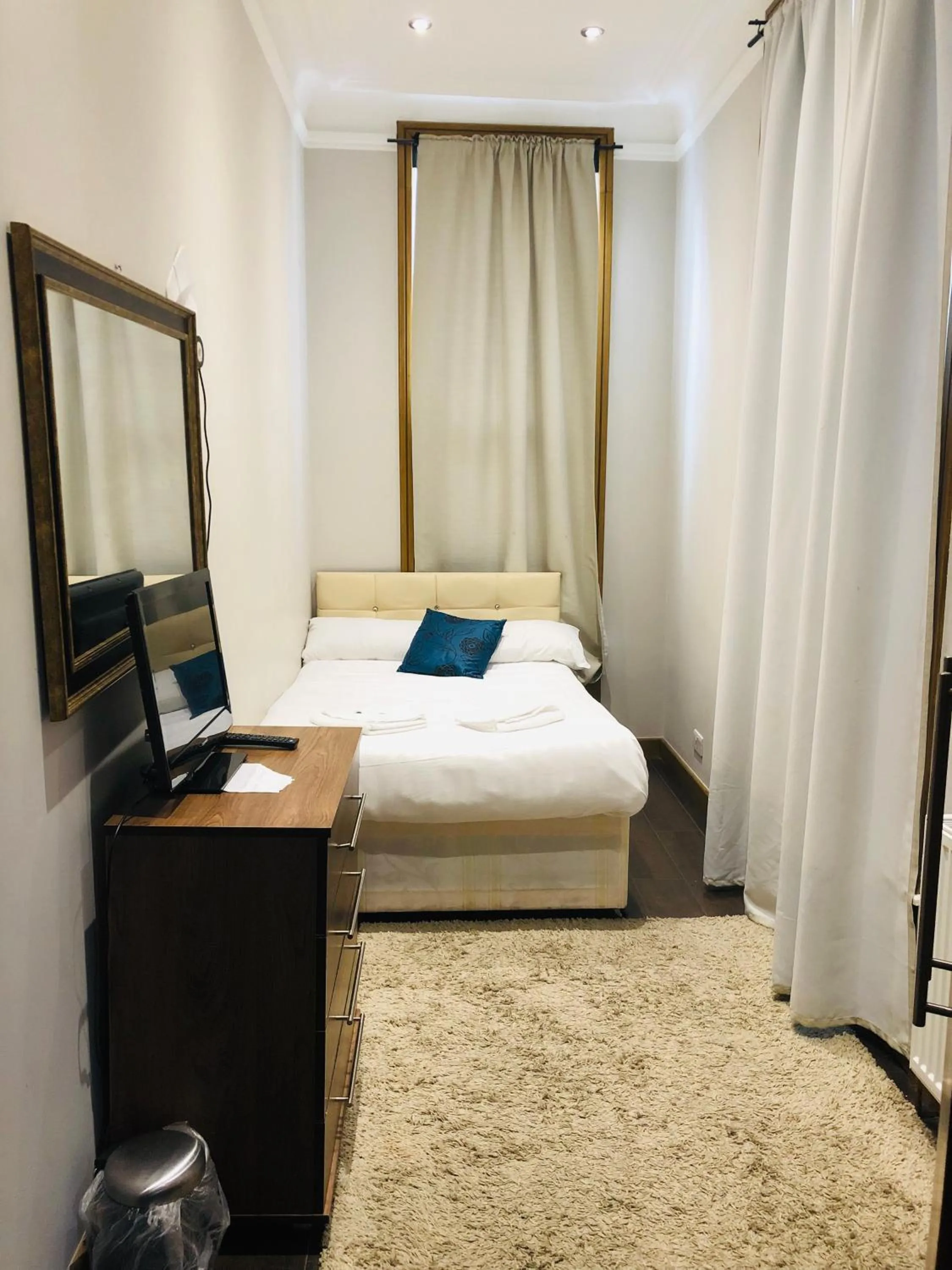 Bed in Kensington and Chelsea Apartment