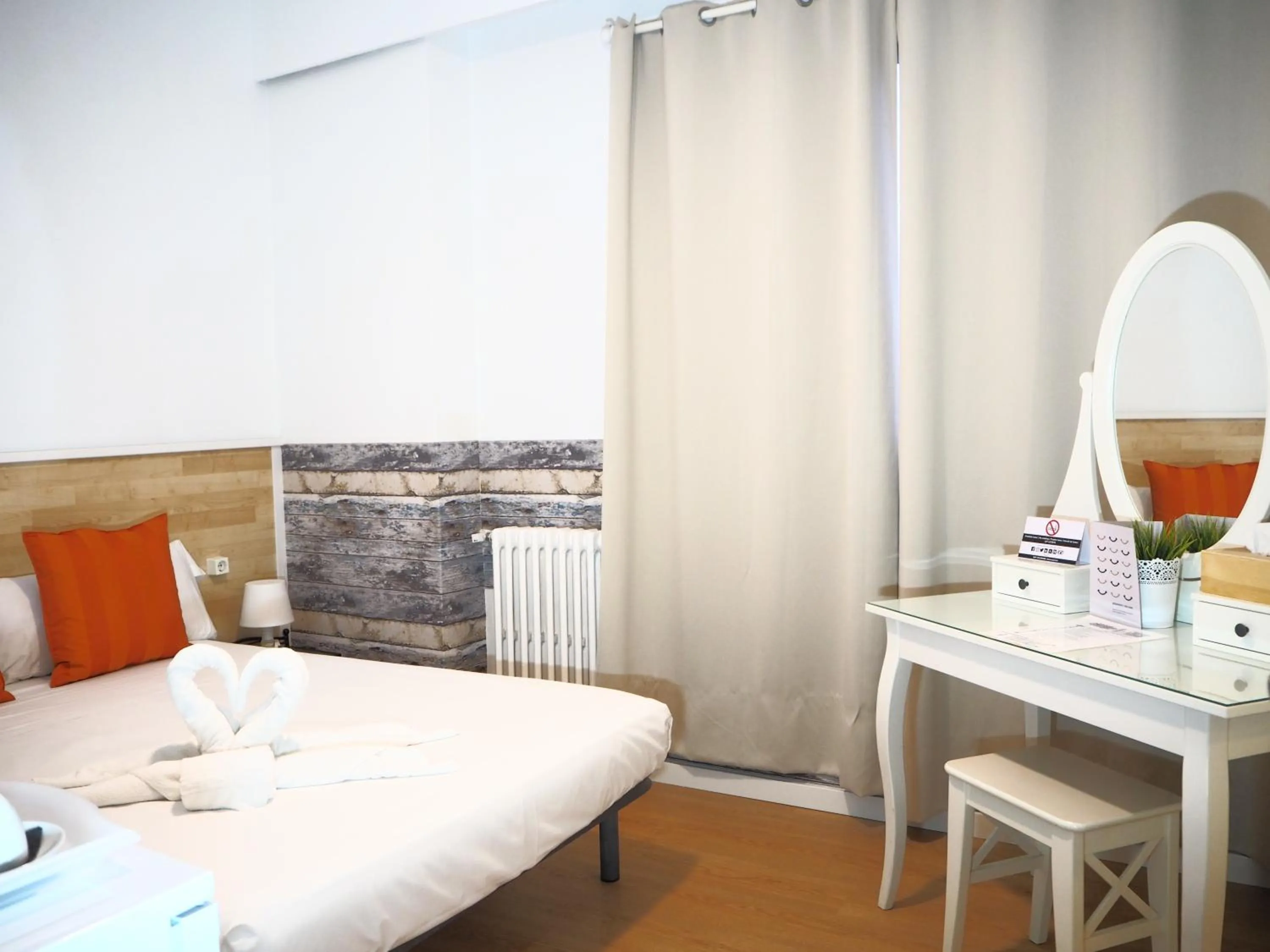 Decorative detail, Bed in VALENCIA SUITS YOU Centro Histórico, Establecimiento Automatizado-Fast Auto Check in&Out, Solo para Adultos-Adults only