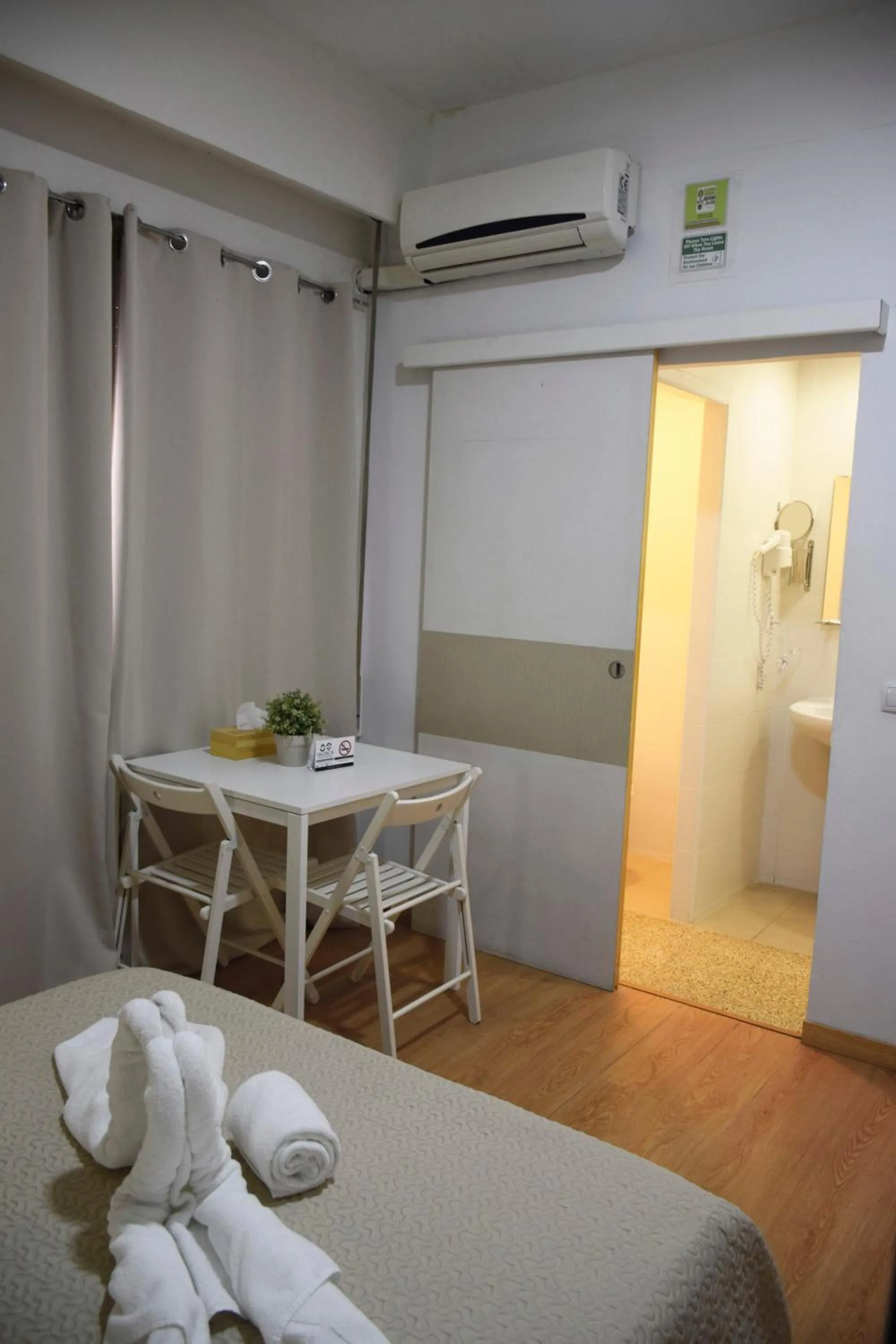 Photo of the whole room, Bed in VALENCIA SUITS YOU Centro Histórico, Establecimiento Automatizado-Fast Auto Check in&Out, Solo para Adultos-Adults only
