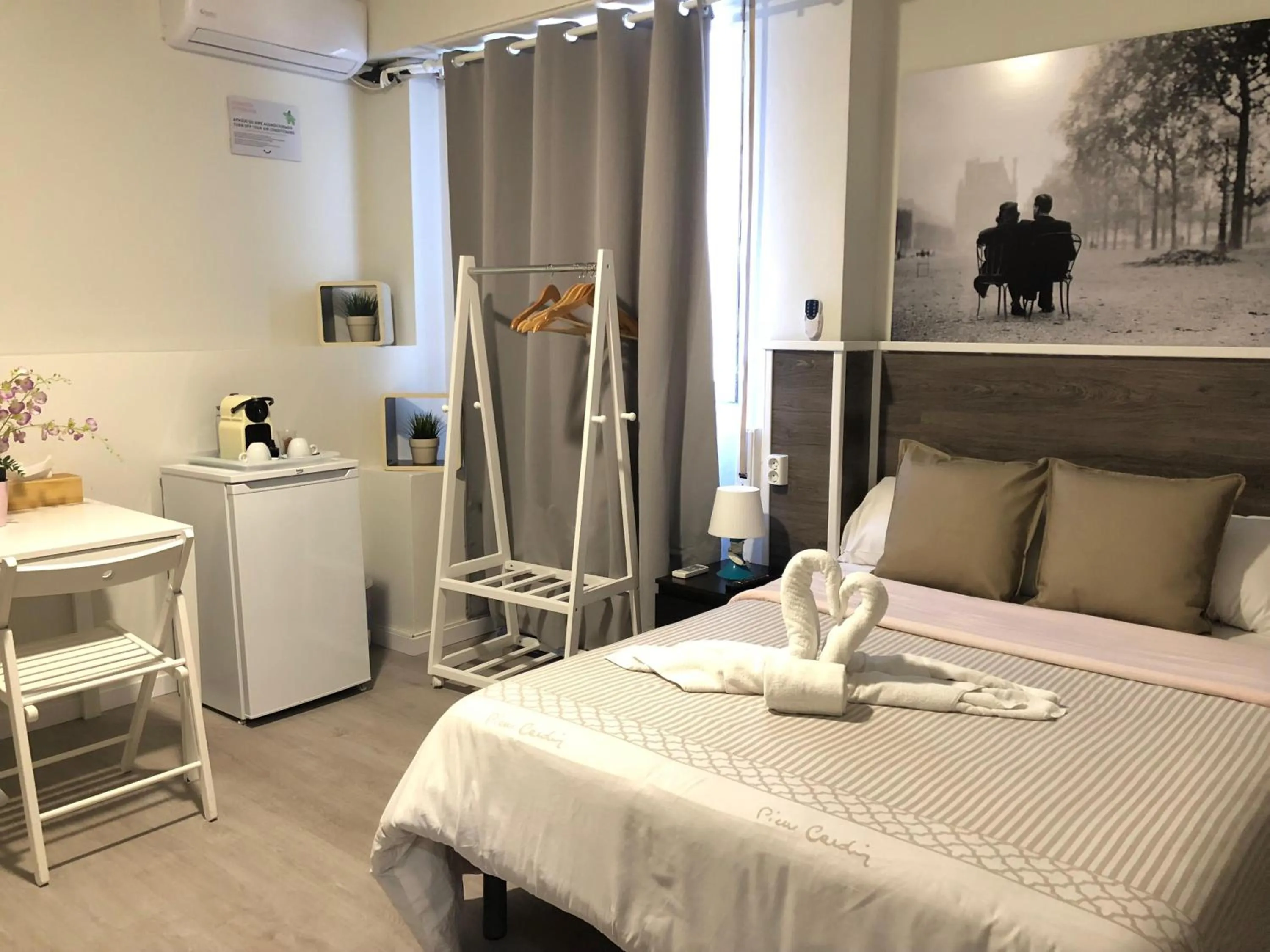 Decorative detail, Bed in VALENCIA SUITS YOU Centro Histórico, Establecimiento Automatizado-Fast Auto Check in&Out, Solo para Adultos-Adults only