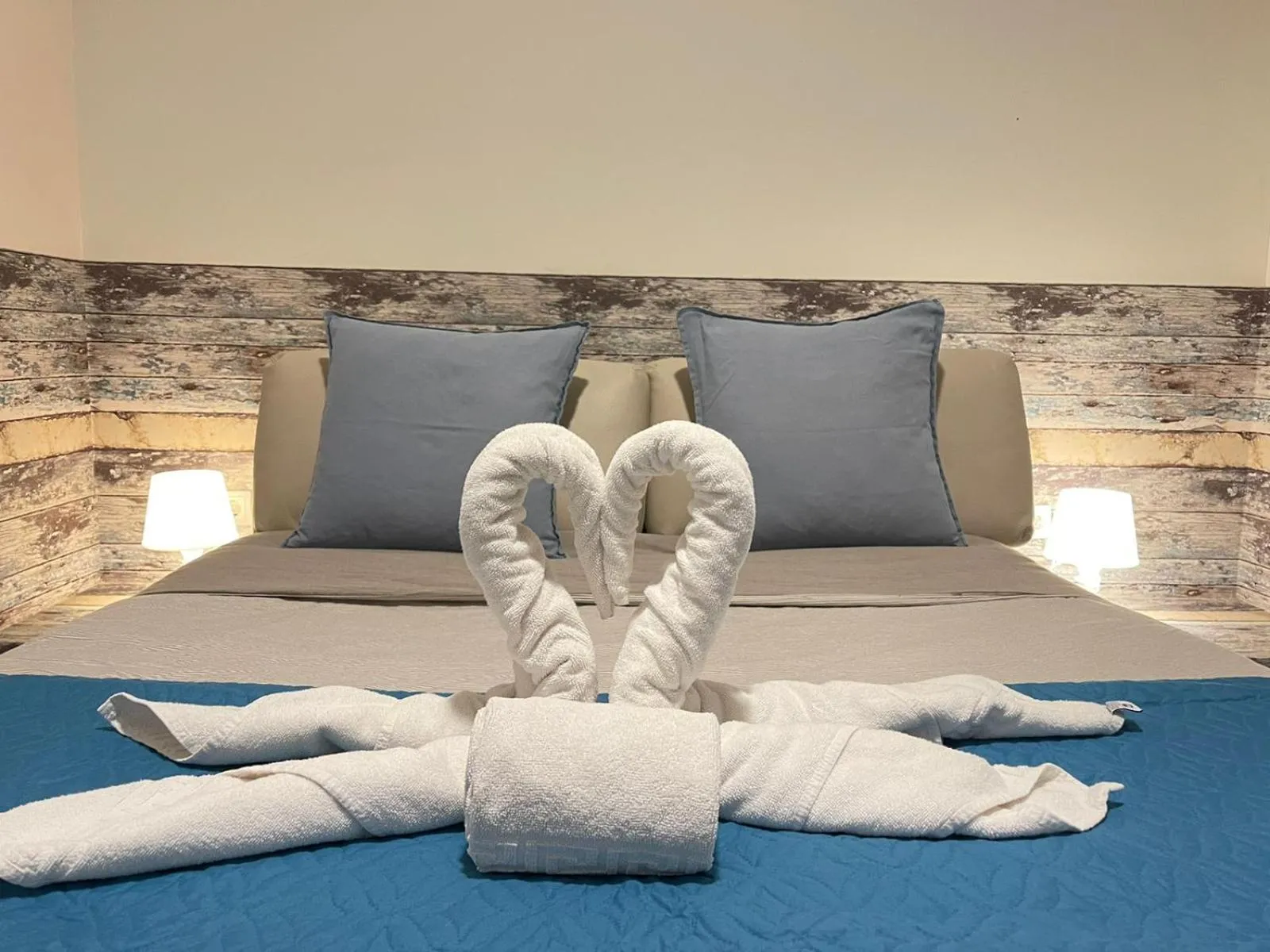 Property building, Bed in VALENCIA SUITS YOU Centro Histórico, Establecimiento Automatizado-Fast Auto Check in&Out, Solo para Adultos-Adults only