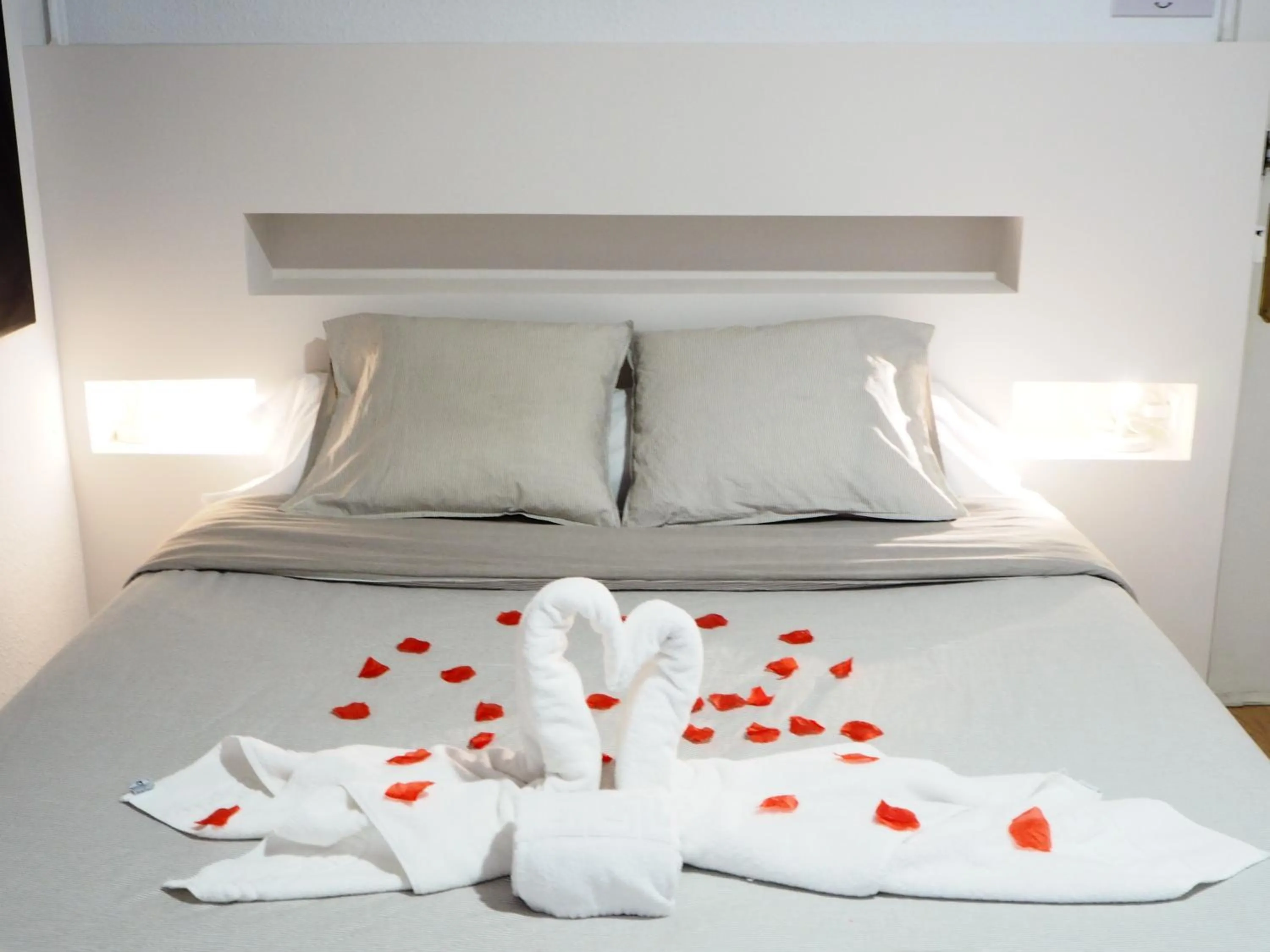 Decorative detail, Bed in VALENCIA SUITS YOU Centro Histórico, Establecimiento Automatizado-Fast Auto Check in&Out, Solo para Adultos-Adults only