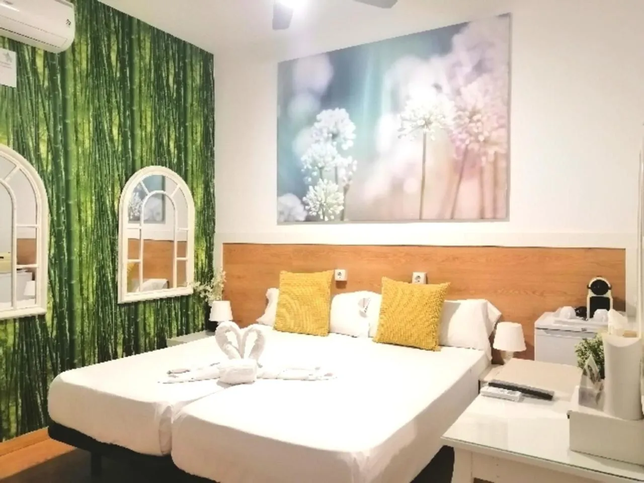 Photo of the whole room, Bed in VALENCIA SUITS YOU Centro Histórico, Establecimiento Automatizado-Fast Auto Check in&Out, Solo para Adultos-Adults only