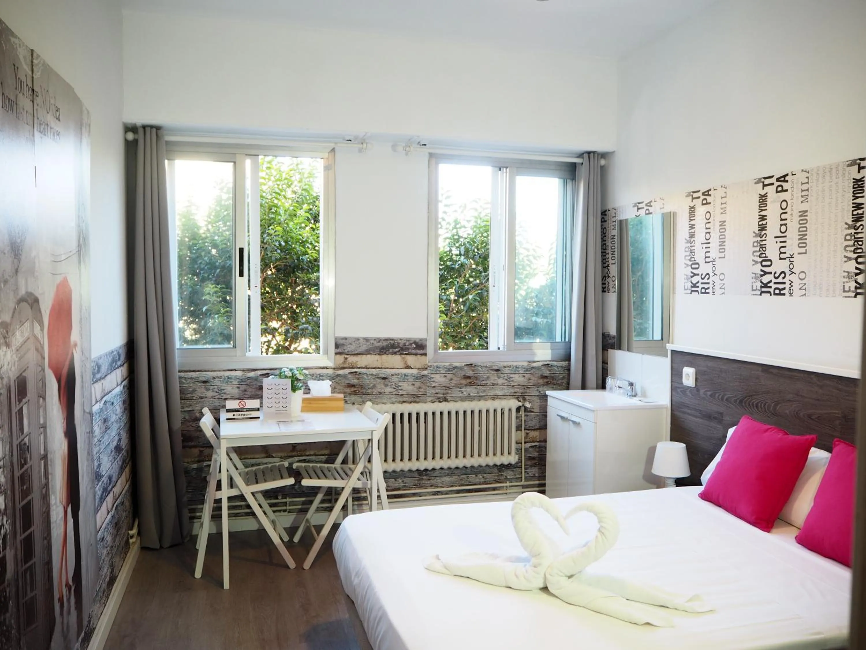 Decorative detail, Bed in VALENCIA SUITS YOU Centro Histórico, Establecimiento Automatizado-Fast Auto Check in&Out, Solo para Adultos-Adults only