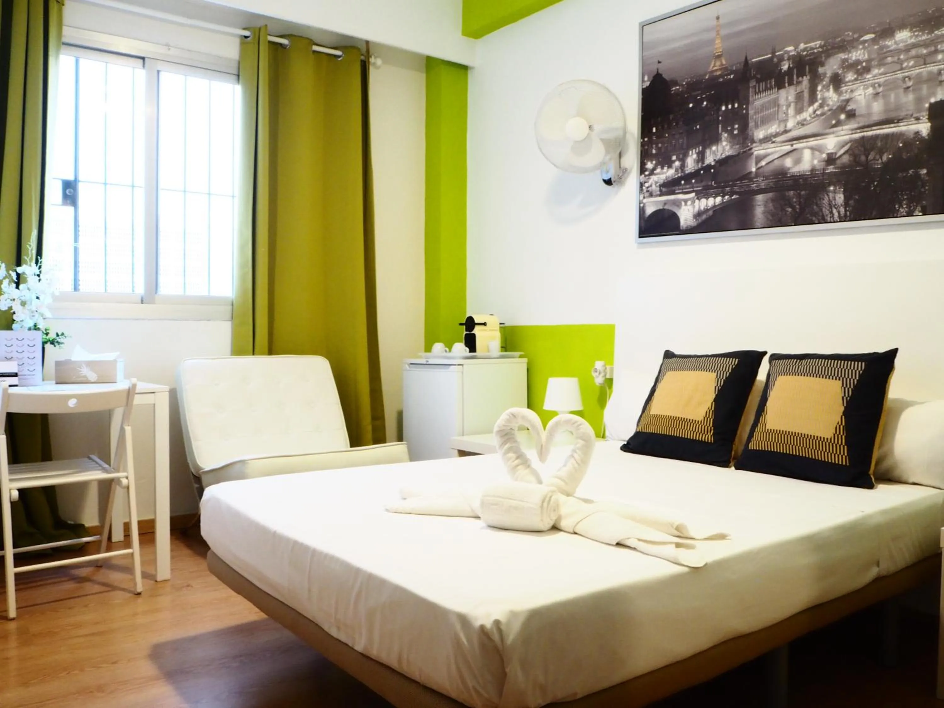 Family, Bed in VALENCIA SUITS YOU Centro Histórico, Establecimiento Automatizado-Fast Auto Check in&Out, Solo para Adultos-Adults only