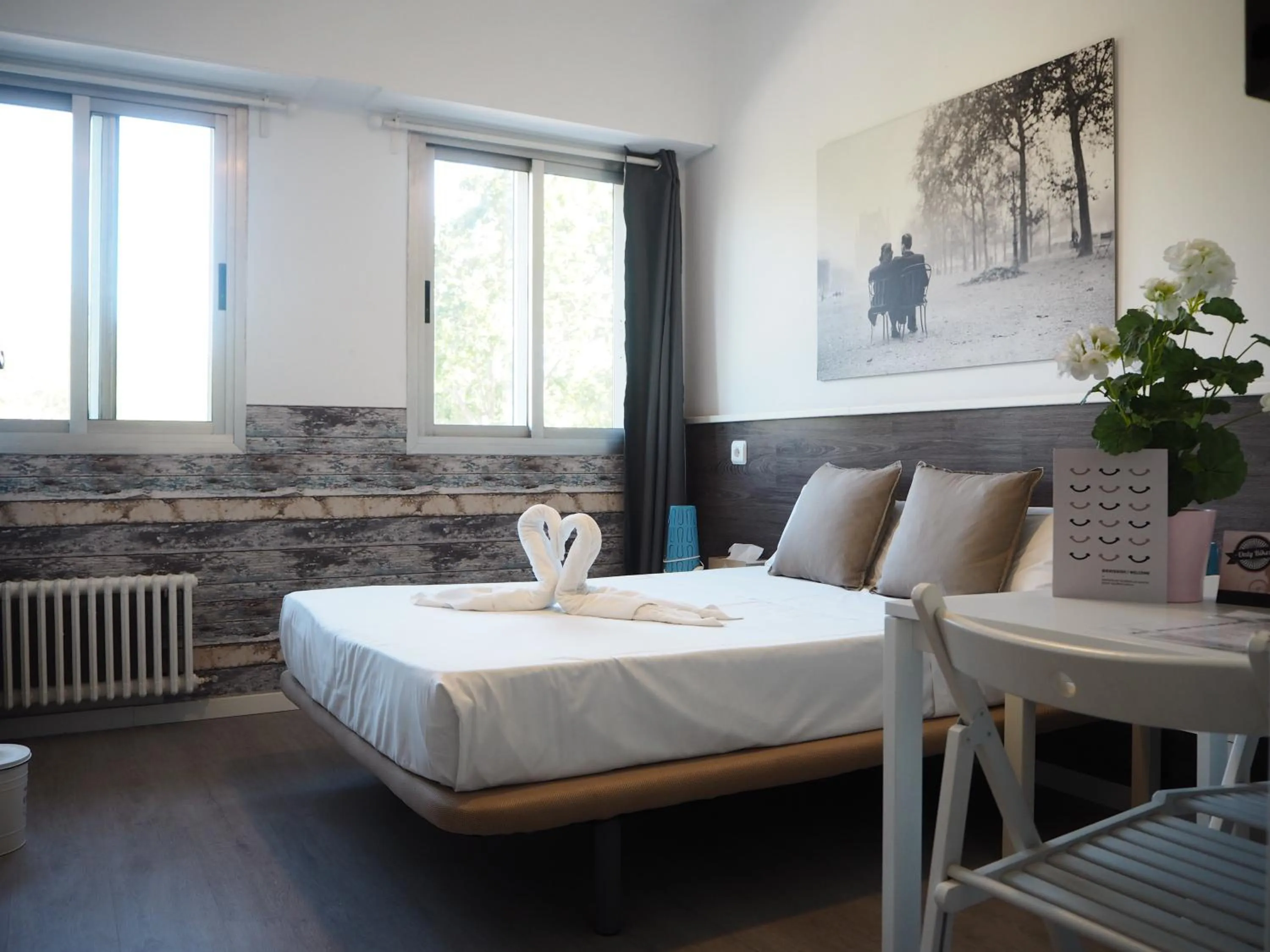 Photo of the whole room, Bed in VALENCIA SUITS YOU Centro Histórico, Establecimiento Automatizado-Fast Auto Check in&Out, Solo para Adultos-Adults only