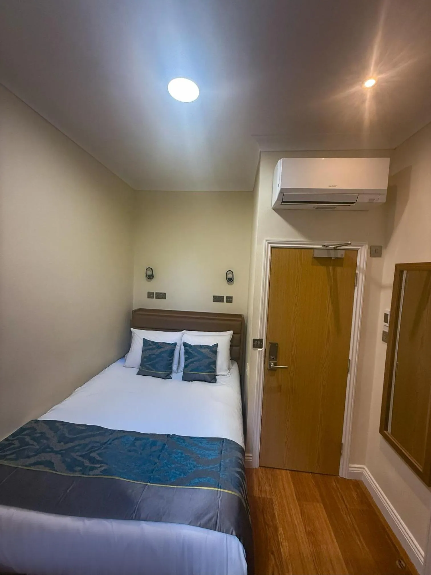 Bed in Olympia Inn Hotel