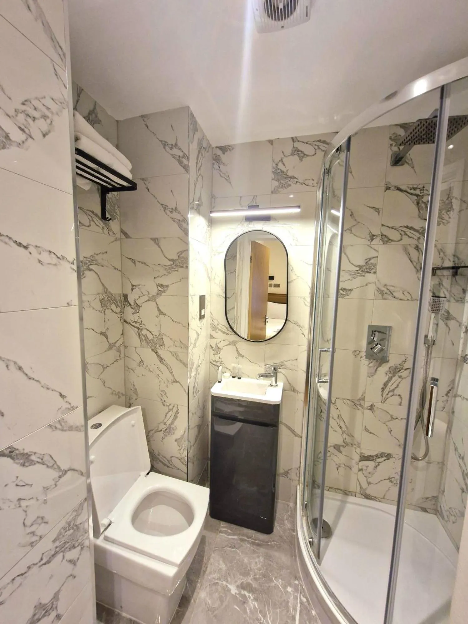 Shower in Olympia Inn Hotel