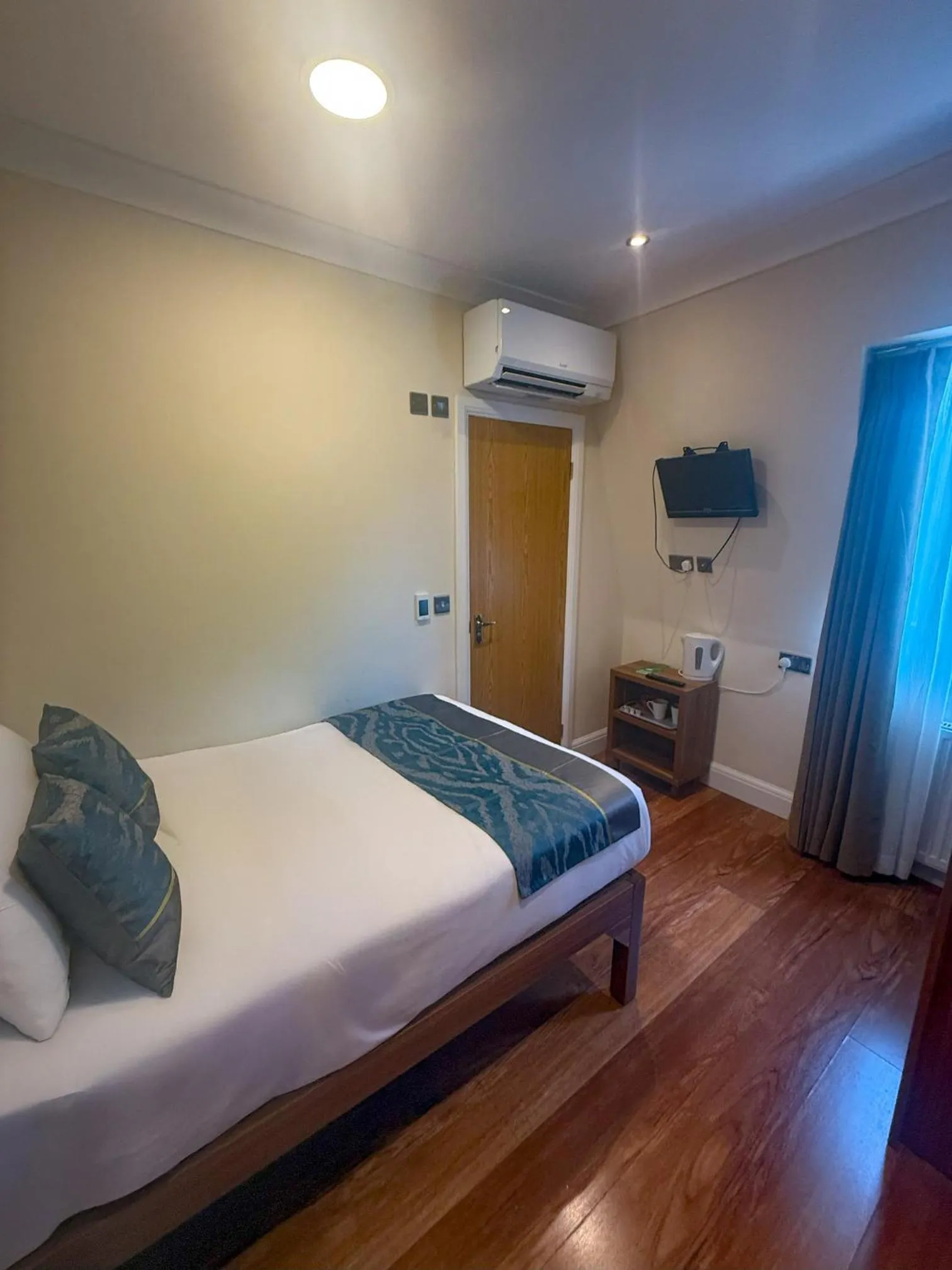 Bed in Olympia Inn Hotel