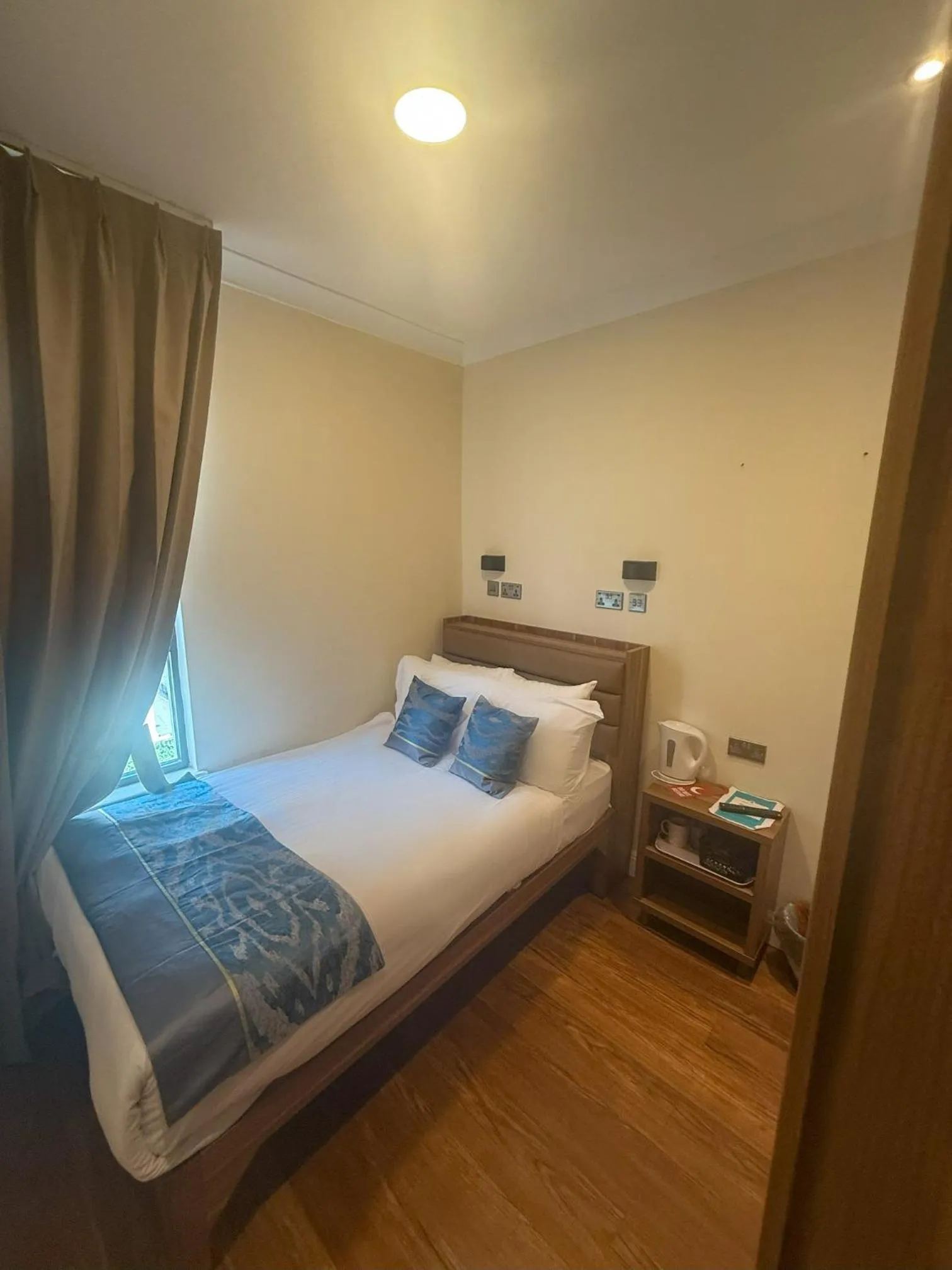 Bed in Olympia Inn Hotel