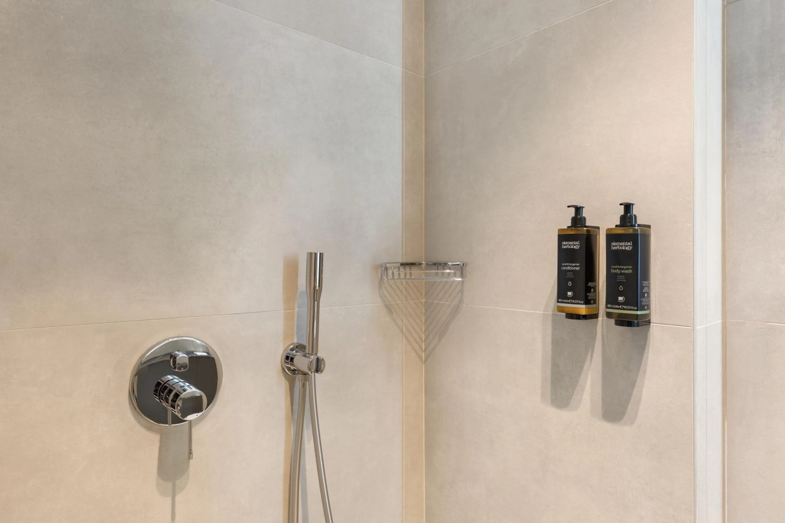 Shower in Mercure Tirana