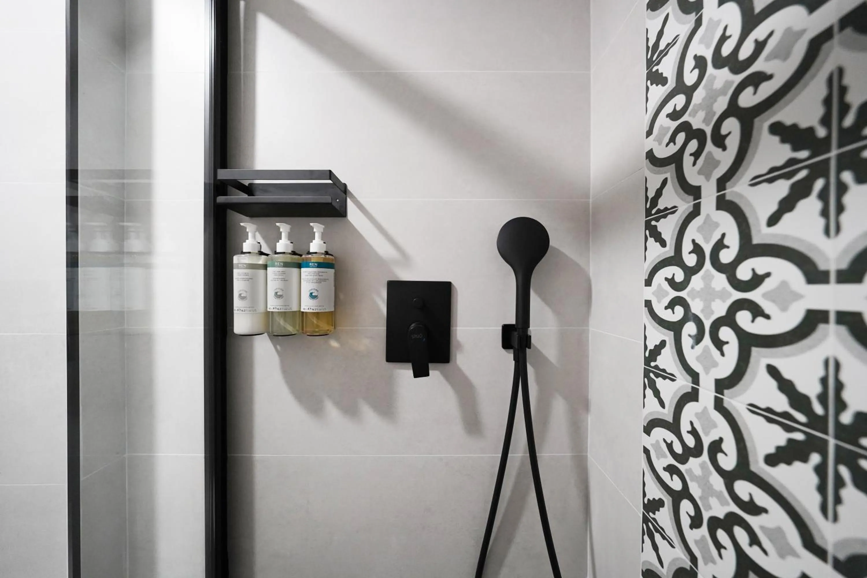 Shower in Numa Madrid Luna