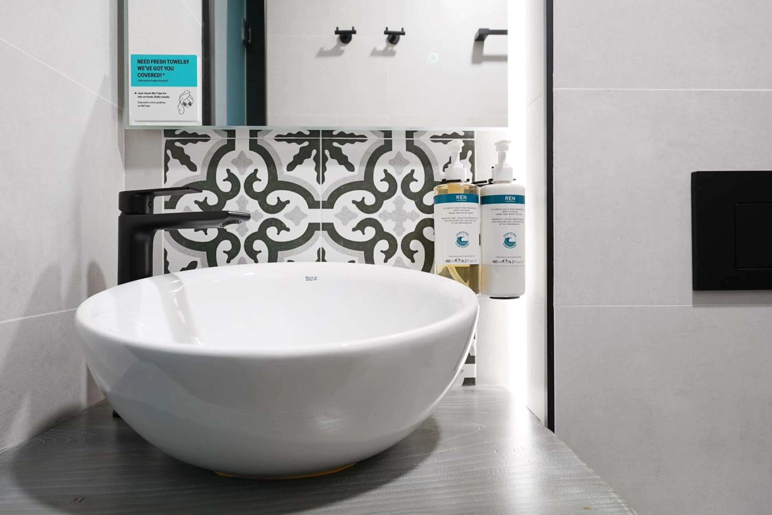 Bathroom in Numa Madrid Luna