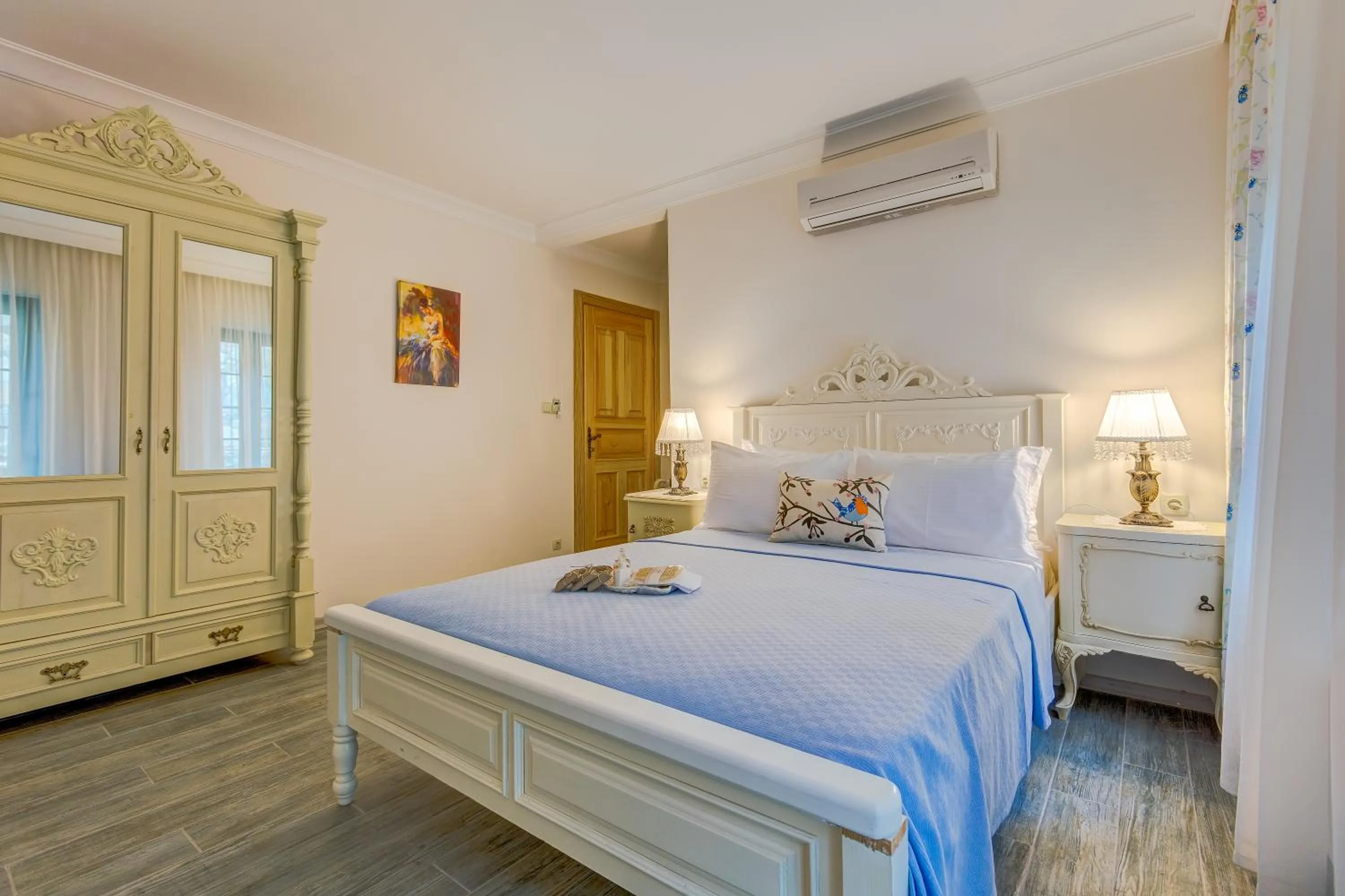 Garden view, Bed in Cunda Esen Hotel