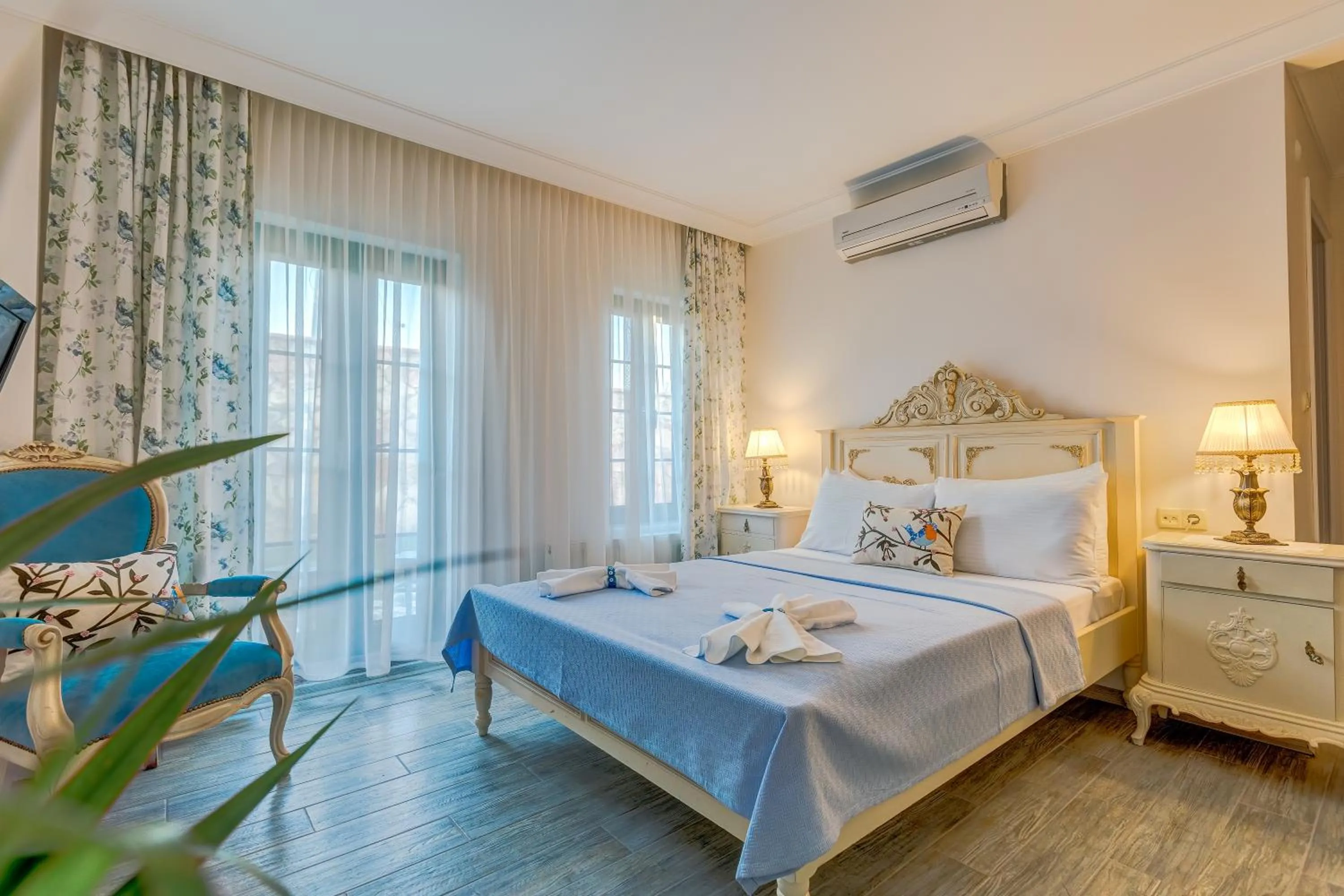 Garden view, Bed in Cunda Esen Hotel