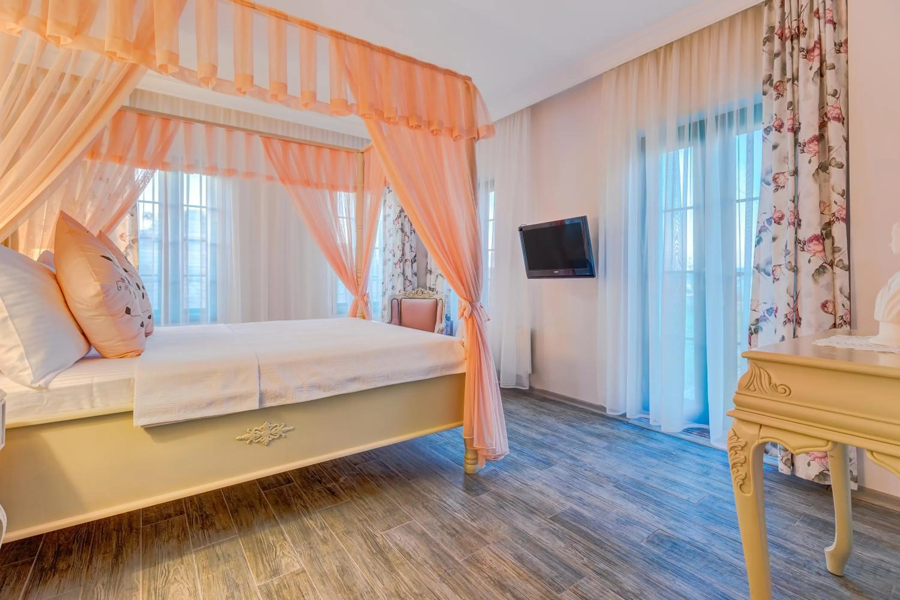 Garden view, Bed in Cunda Esen Hotel