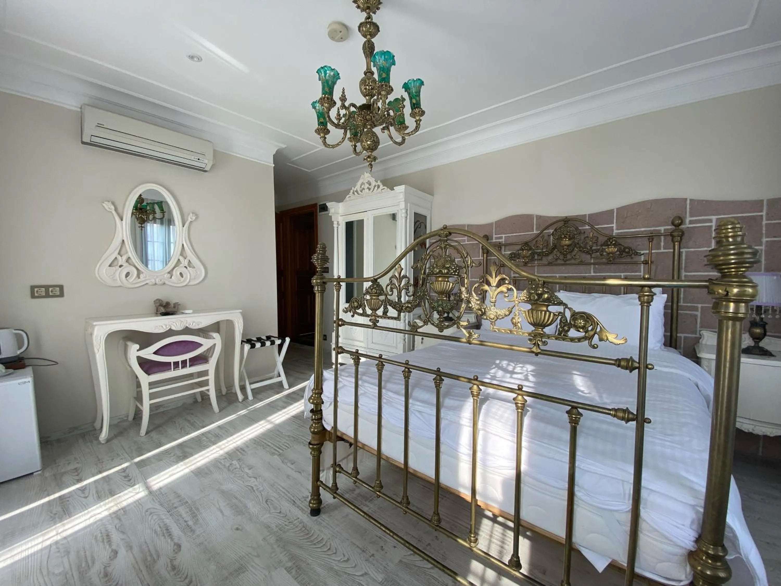 Photo of the whole room, Bed in Cunda Esen Hotel