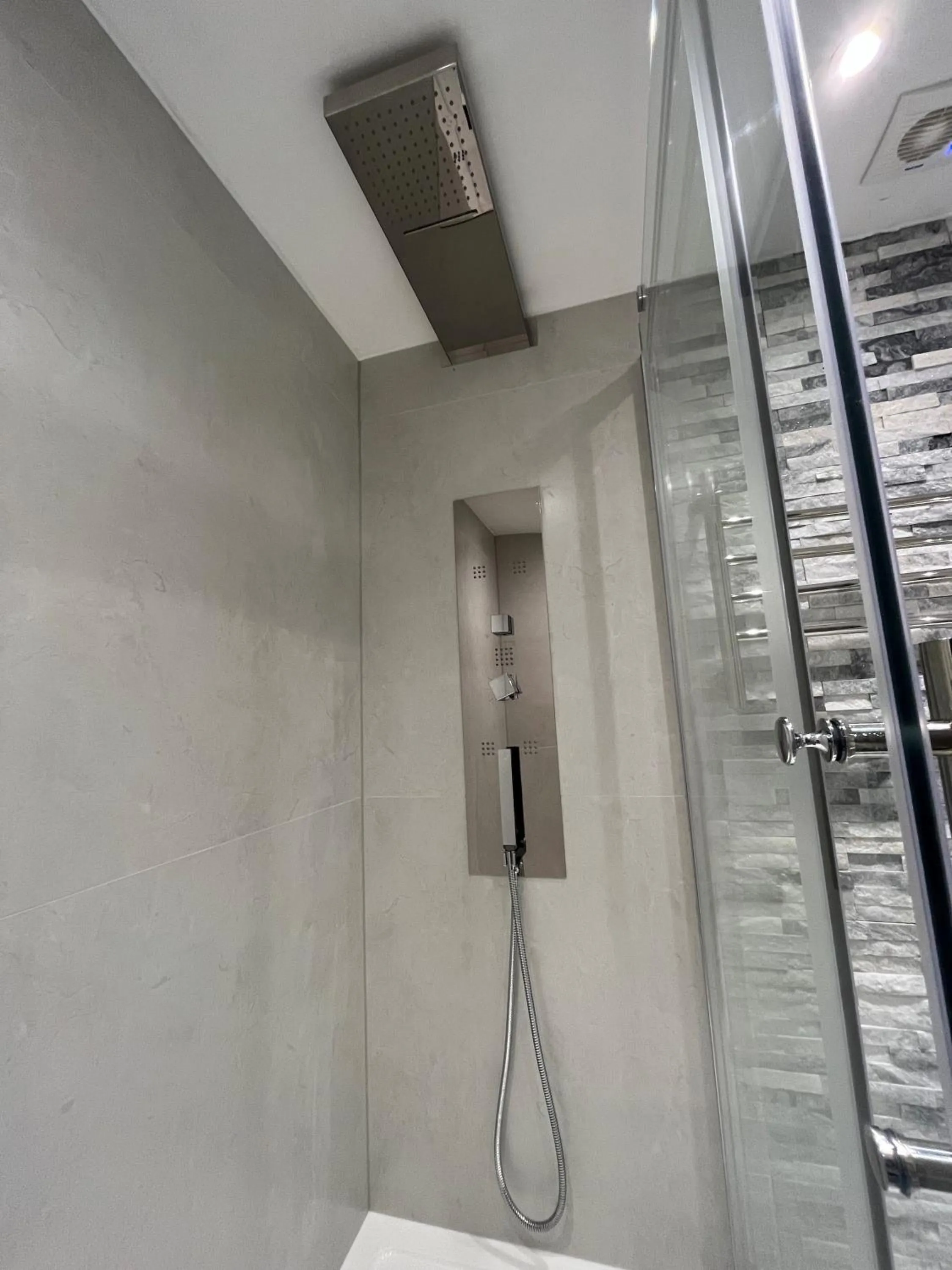 Shower in Philharmonic Hotel