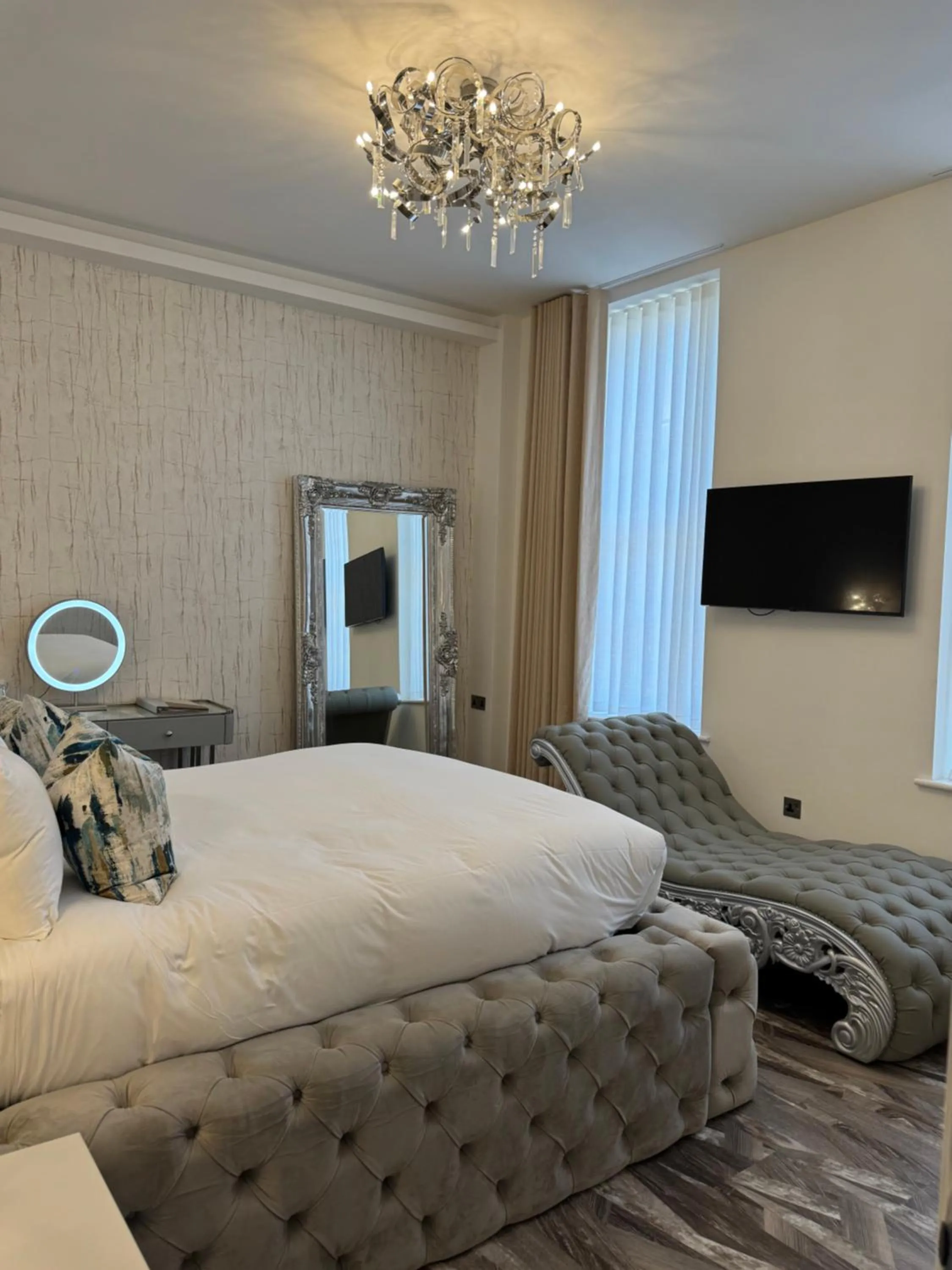 Photo of the whole room, Bed in Philharmonic Hotel