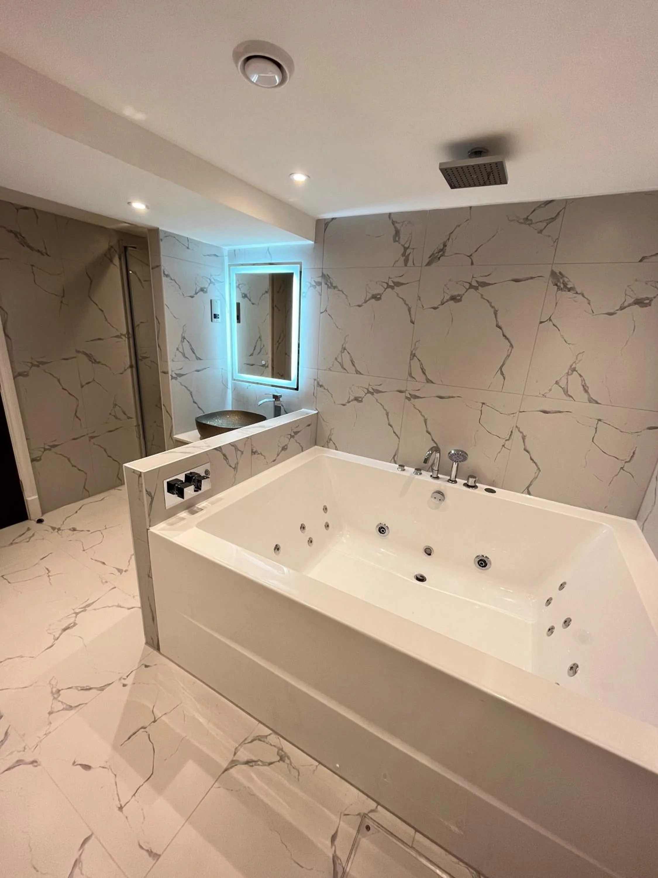 Shower in Philharmonic Hotel