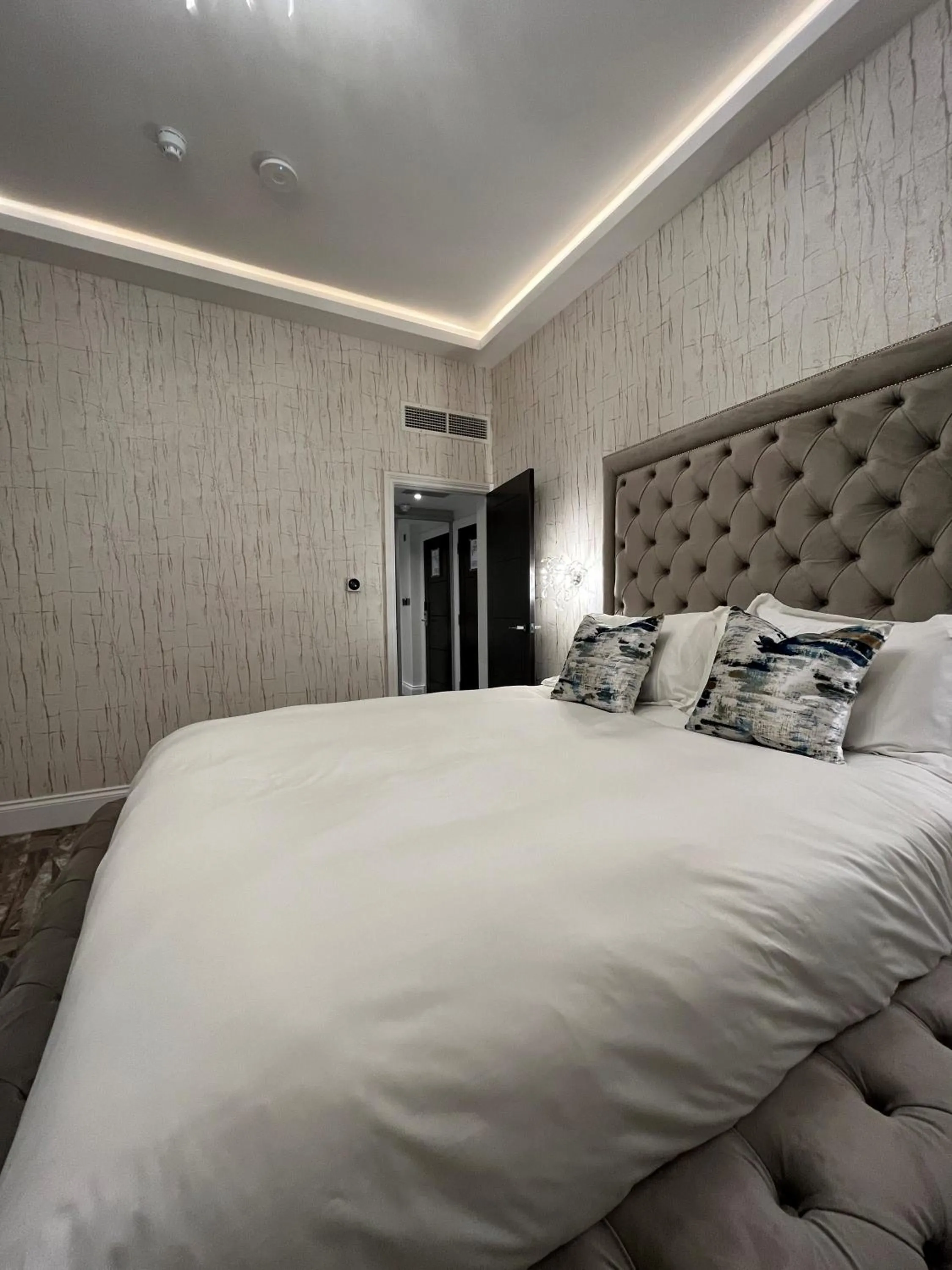 Photo of the whole room, Bed in Philharmonic Hotel