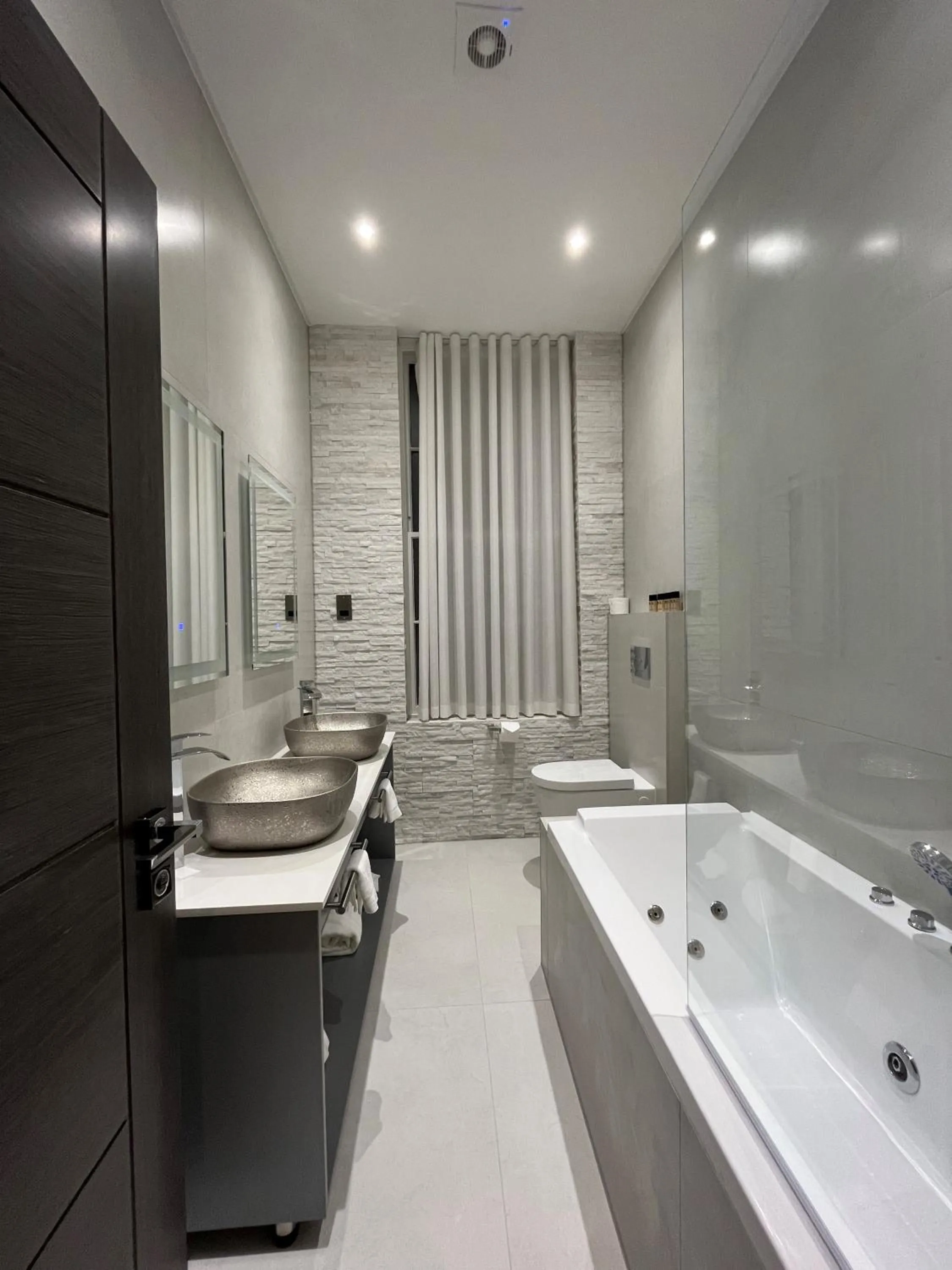 Toilet in Philharmonic Hotel