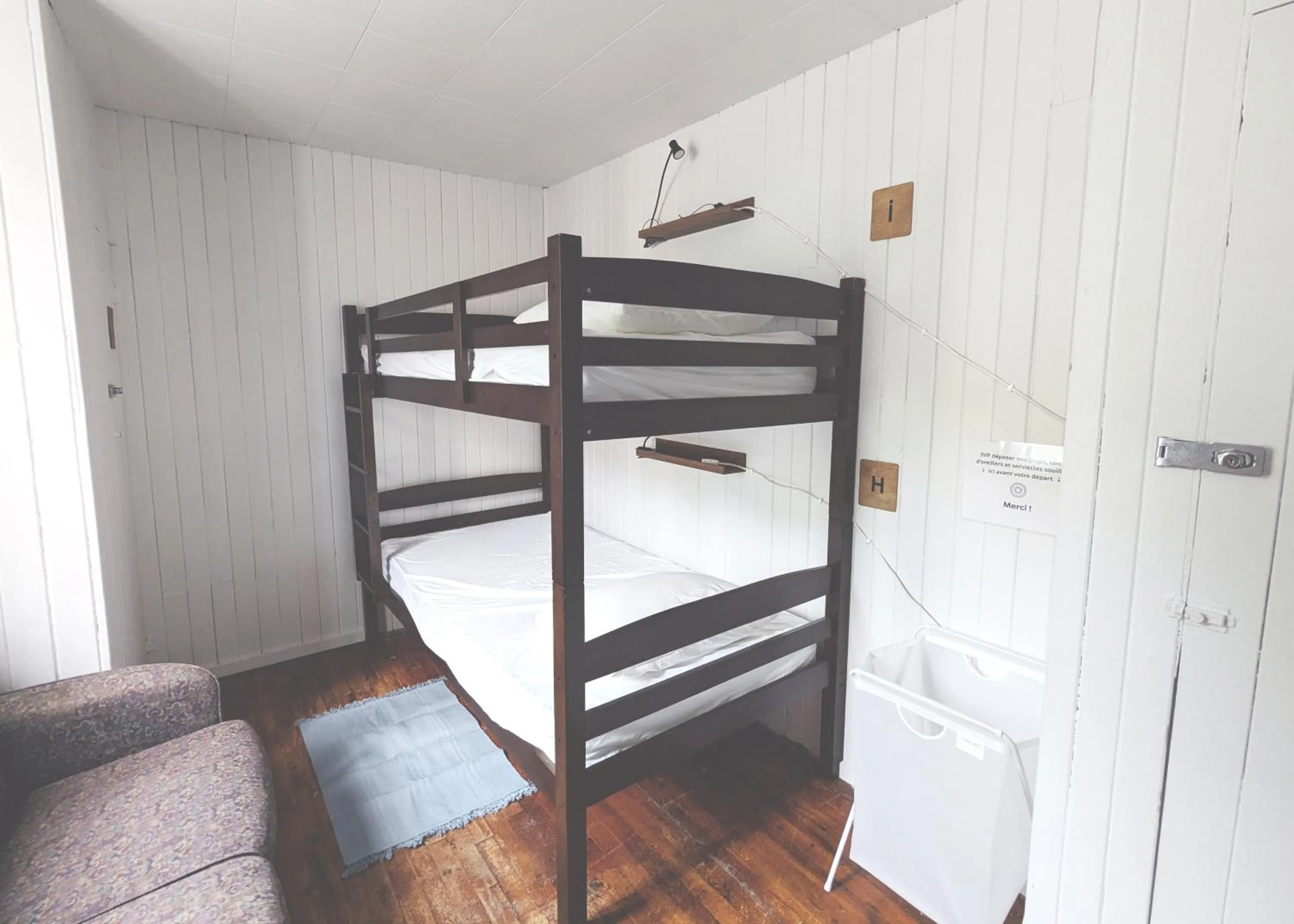 Photo of the whole room, Bed in Auberge de la rive de Charlevoix - Auberge de jeunesse familiale pour voyageurs de tous âges