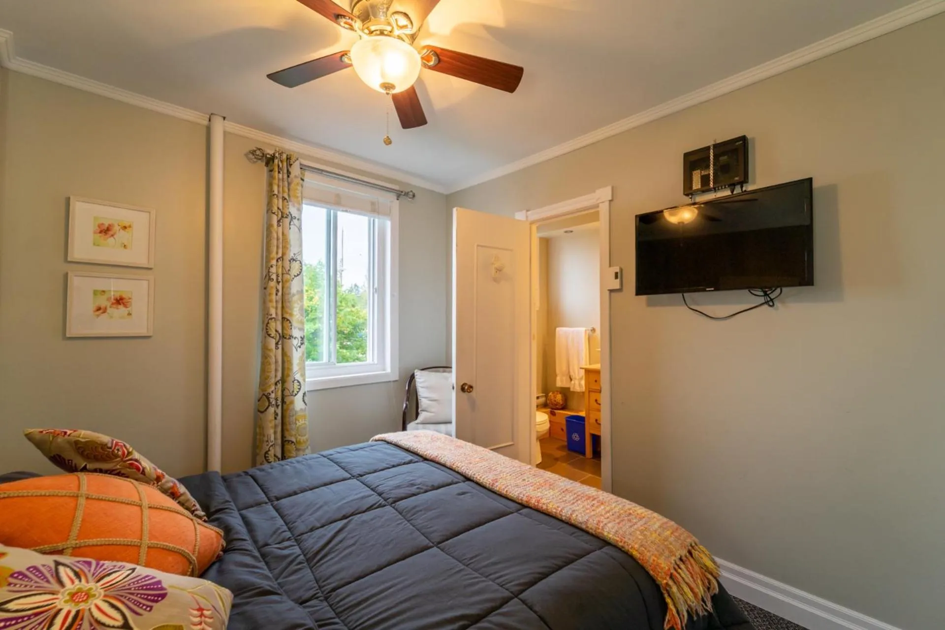 Bathroom, Bed in Auberge de la rive de Charlevoix - Auberge de jeunesse familiale pour voyageurs de tous âges