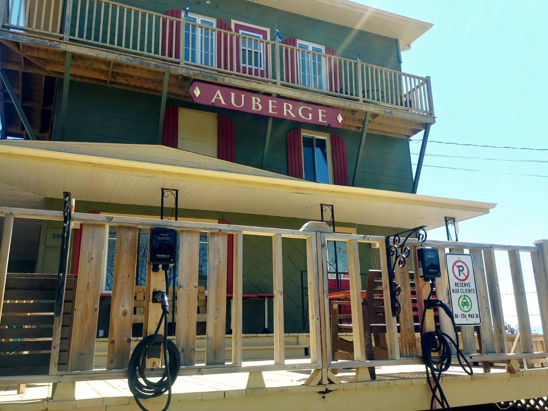 Patio in Auberge de la rive de Charlevoix - Auberge de jeunesse familiale pour voyageurs de tous âges