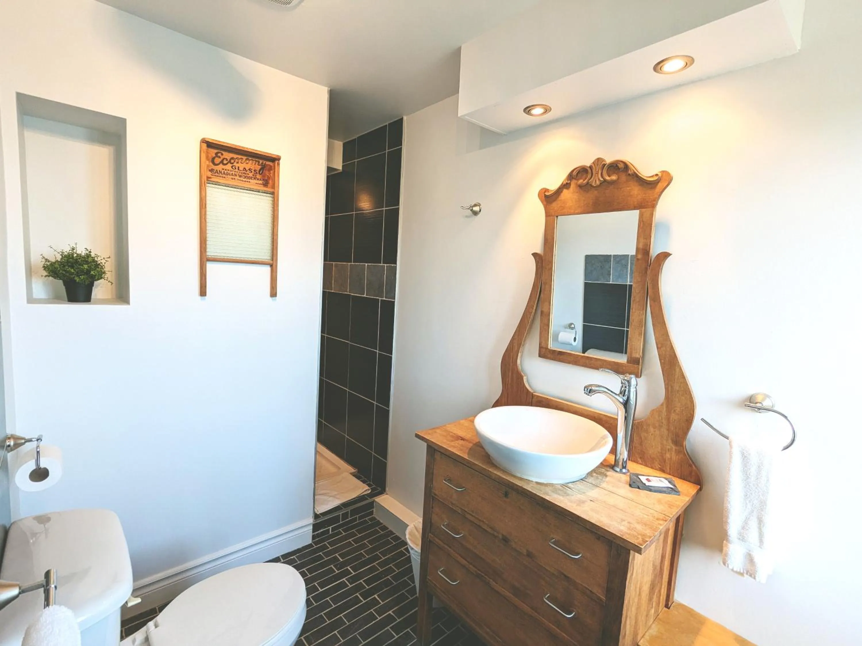 Shower in Auberge de la rive de Charlevoix - Auberge de jeunesse familiale pour voyageurs de tous âges