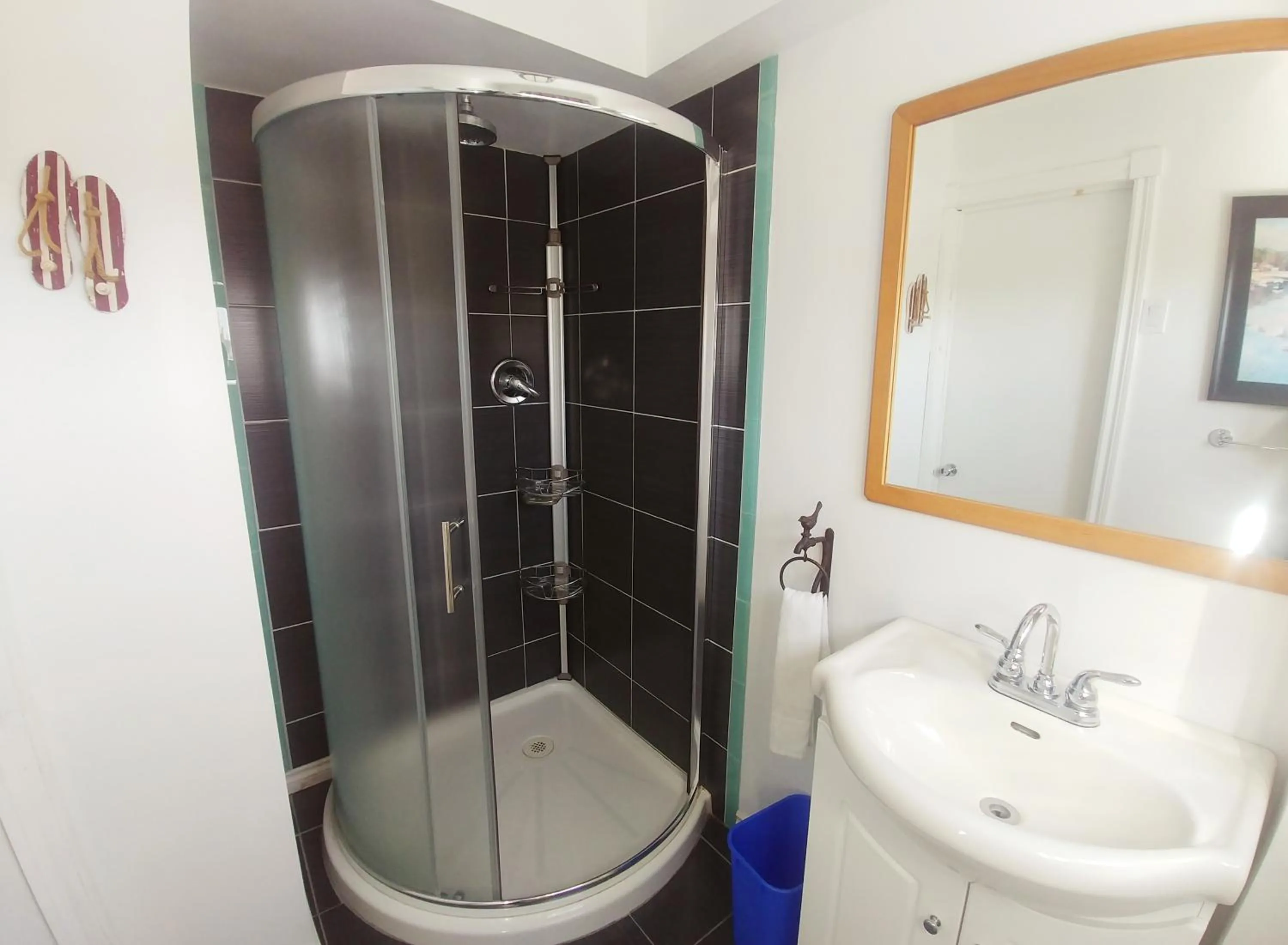 Shower in Auberge de la rive de Charlevoix - Auberge de jeunesse familiale pour voyageurs de tous âges