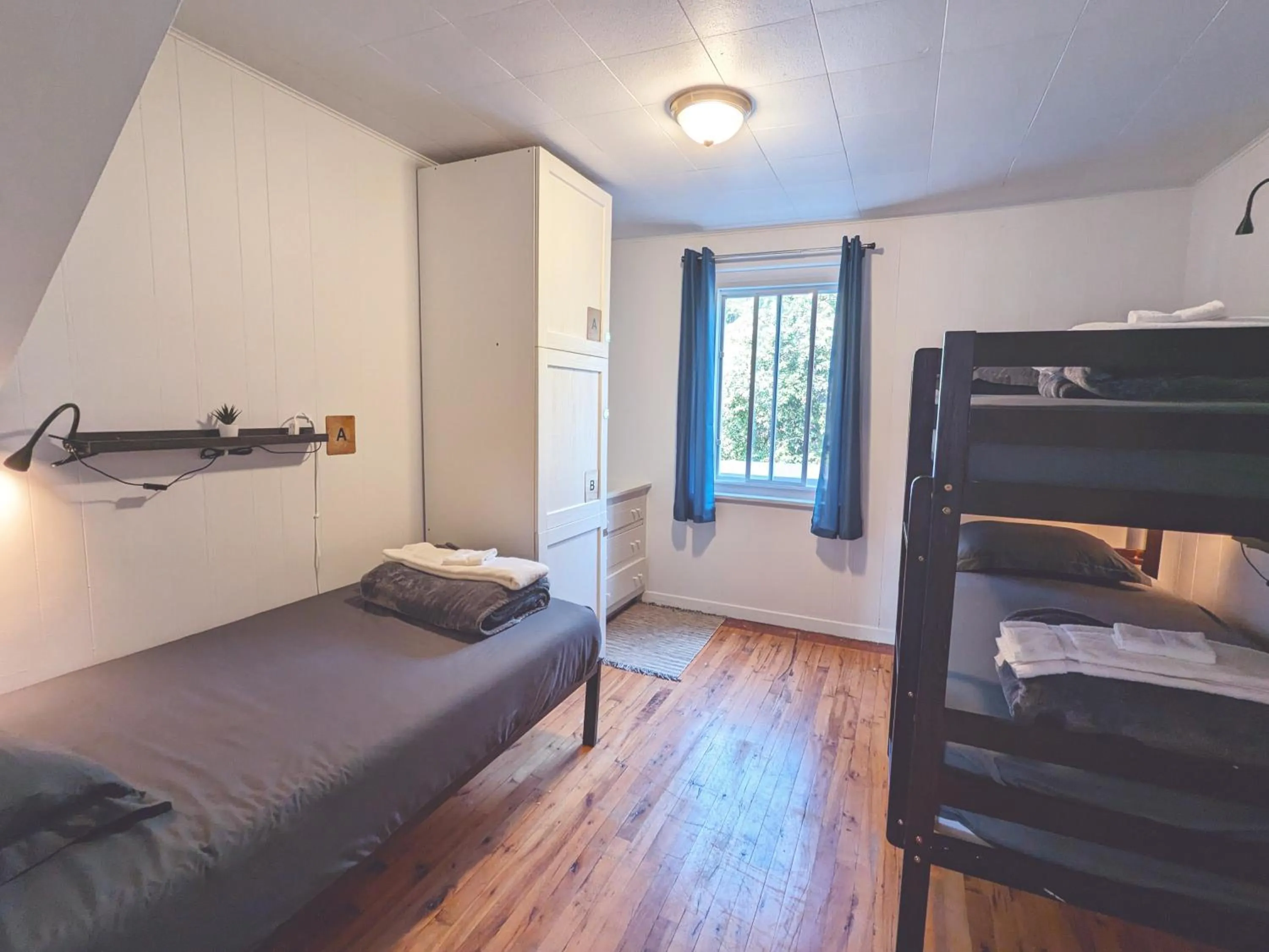 Bed in Auberge de la rive de Charlevoix - Auberge de jeunesse familiale pour voyageurs de tous âges