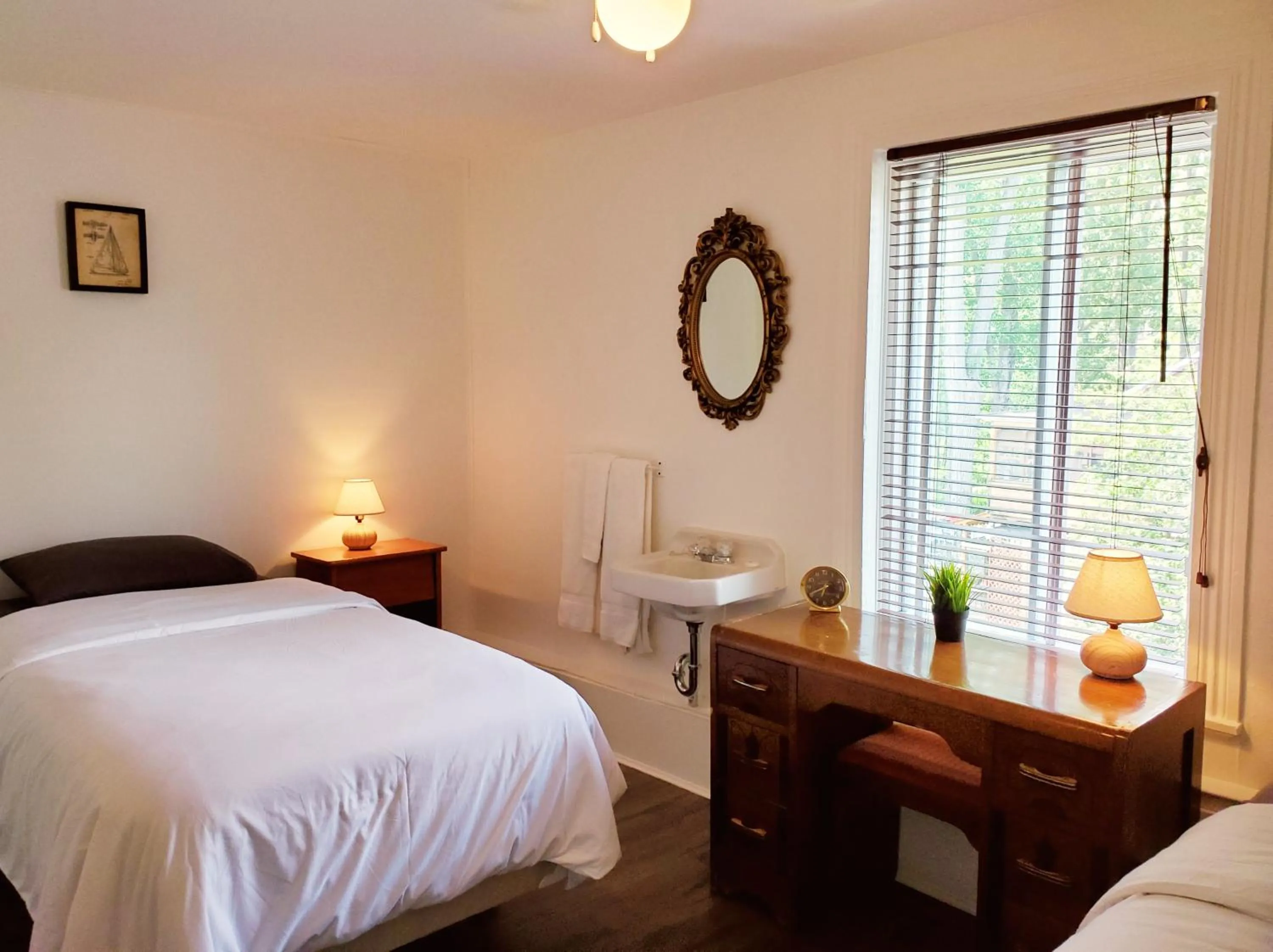 Bed in Auberge de la rive de Charlevoix - Auberge de jeunesse familiale pour voyageurs de tous âges