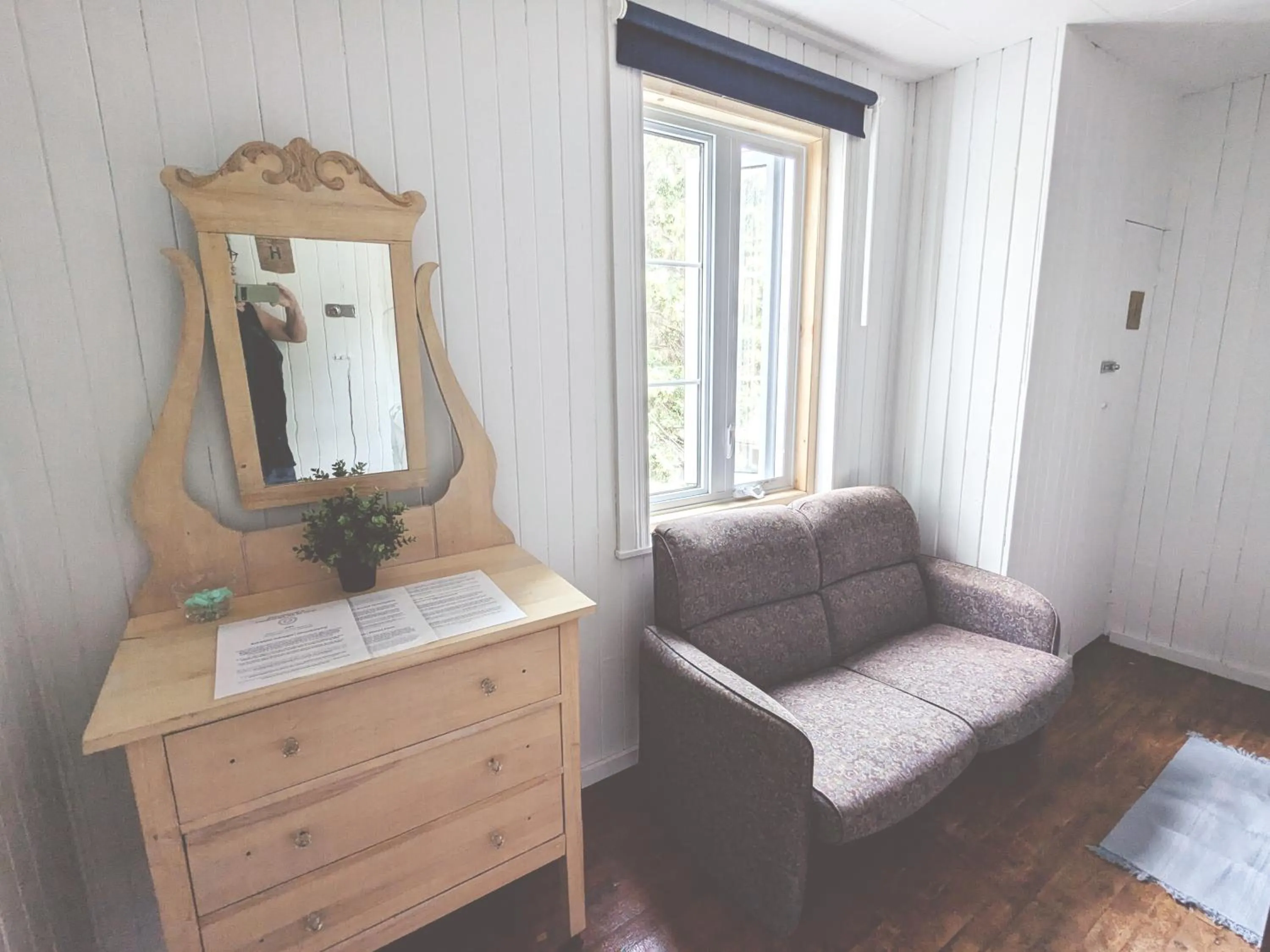Seating area in Auberge de la rive de Charlevoix - Auberge de jeunesse familiale pour voyageurs de tous âges