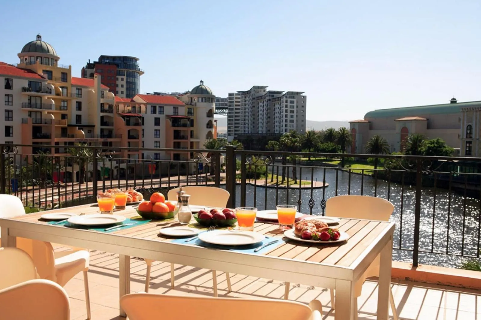 Breakfast in Island Club Hotel & Apartments